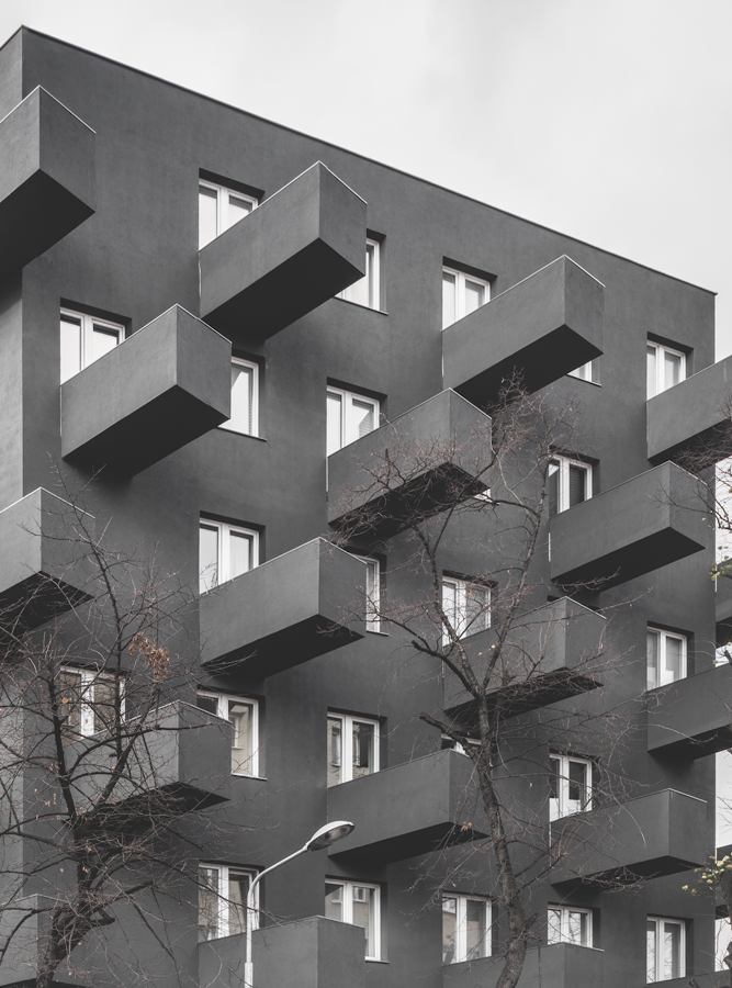 Katowice:
Scheinbar immer schon da gewesen, aber dennoch neu: Der Wohnblock Unikato von KWK Promes orientiert sich an den typischen Wohnhäusern Schlesiens und nimmt sogar die 
dunkelgraue Fassadenfarbe an. Wie Schubladen ragen die langen Balkone weit über die Straße. kwkpromes.pl