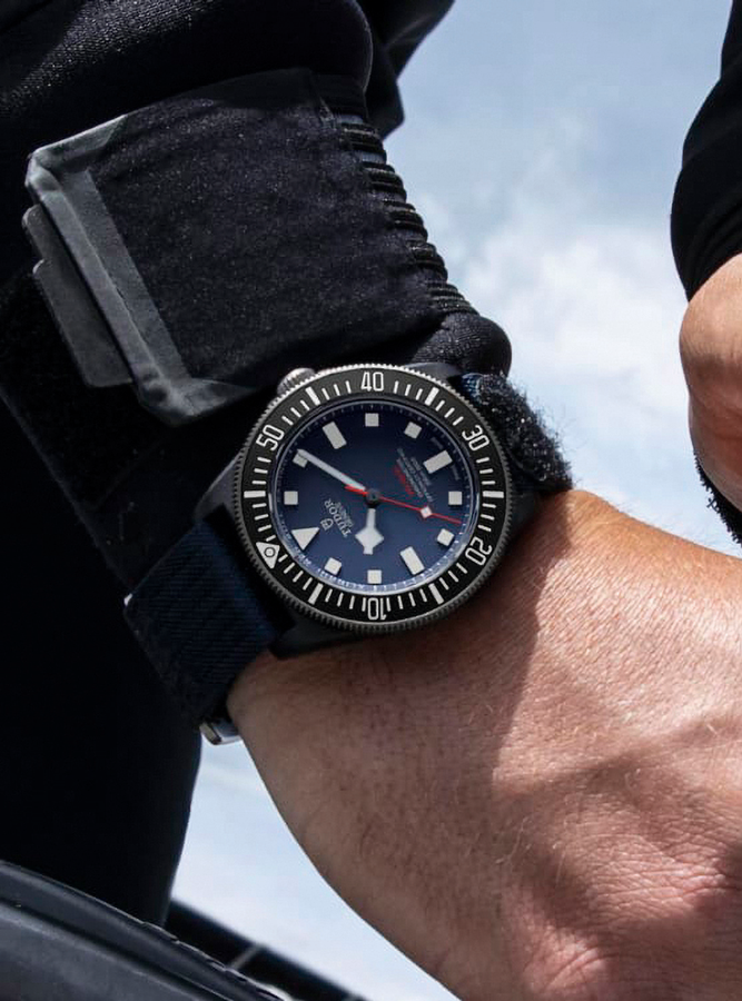 Tauchgang: »Pelagos FXD M25707KN-0001« mit Manufakturwerk Kaliber MT5602 (COSC), 42 mm-Gehäuse aus 
Carbon und blauem Textilband. tudorwatch.com