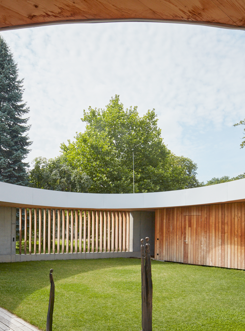 Natürlicher Lichtfluss:
Das zweistöckige Atriumhaus in Nový Jičín, 
entworfen von Atelier Štěpán, befindet sich 
auf einem abfallenden Gelände, was sich im 
Konzept widerspiegelt. Den Schwerpunkt bildet 
ein Innenhof, die Wohnbereiche sind aus Holz 
und orthogonal zueinander angeordnet. Der 
natürliche Fluss des Tageslichts ist hier essenziell: Das Licht strömt sowohl durch große Fenster
 als auch durch kreisförmige Öffnungen im Dach. atelier-stepan.cz