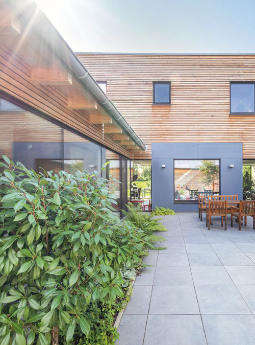 Oase der Ruhe:
Der Typologie des Ortes folgend, 
wurde das Atriumhaus der Knauer 
Architekten ZT in seiner Kubatur den Bauten entlang der Straße angepasst. Der Innenhof mit altem Wasserbecken zur Kühlung ist ein Raum der Ruhe, uneinsehbar von den Nachbar:innen.
knauerarchitekten.at