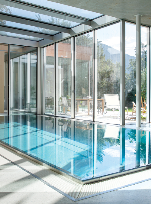 Wasser als sozialer Treffpunkt:
Das Atriumhaus vom Architekt Albert 
Wimmer zeichnet sich durch spannende Blickbeziehungen zwischen innen und außen aus. Das Zentrum des Gebäudes aus Beton und Holz bildet ein Pool. awimmer.at
