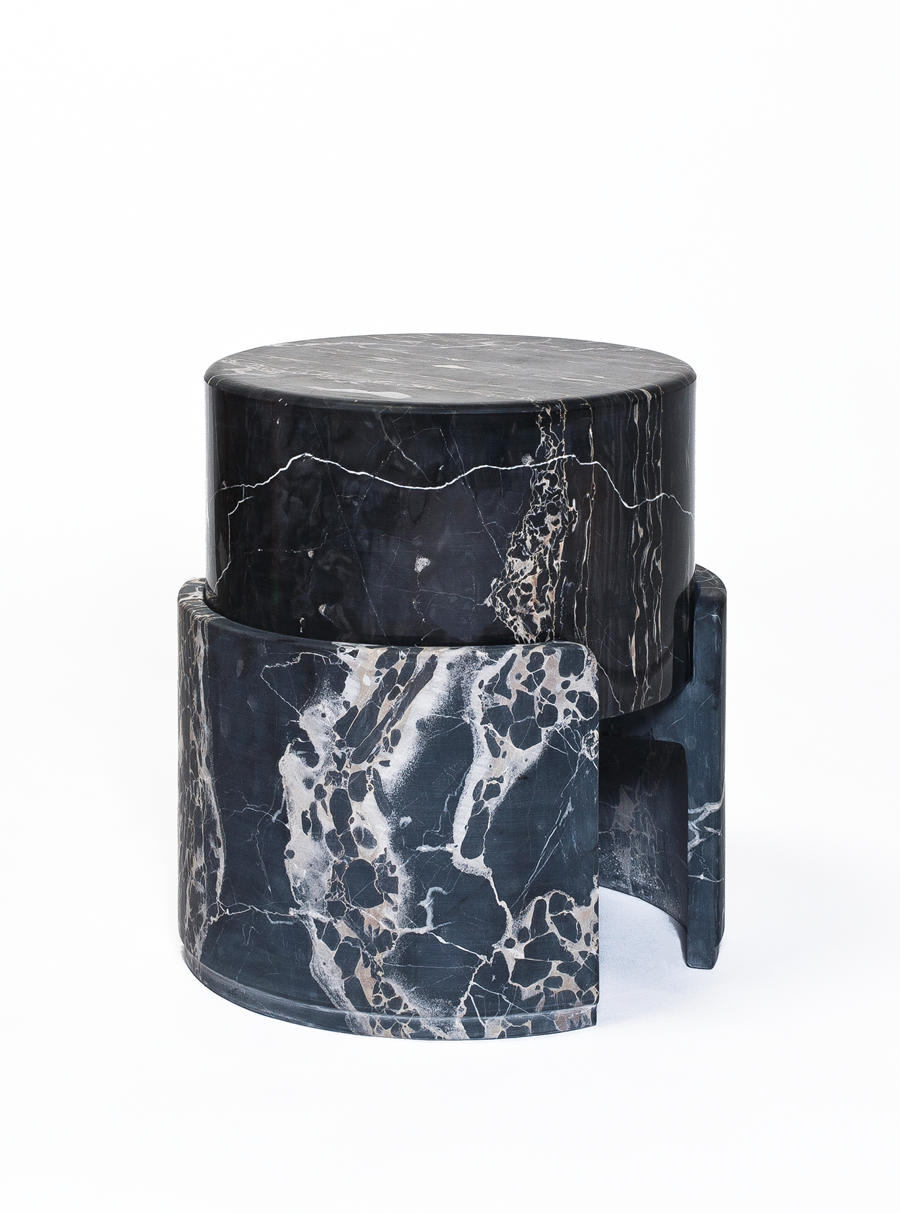 Eng umschlungen: Ineinander platzieren sich die Marmor-
elemente des Hockers »Marble Stool 5«
von Kueng Caputo.
salon94design.com