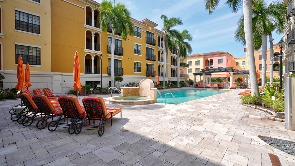 Residences at Coconut Point:
Diese Eigentumswohnungen im Südwesten Floridas sind Hurrikan-sicher gebaut, es gab noch keinen einzigen Versicherungsfall. Das Penthouse in der obersten Etage wird um 465.000 US-Dollar angeboten. 
realestatefloridausa.de