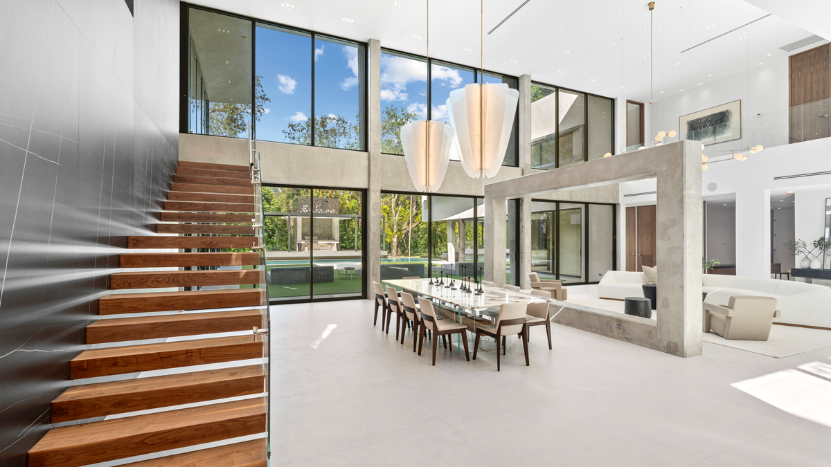 Oak Lane:
Eingebettet in einem üppigen Grundstück 
bildet dieses Architekturjuwel eine 
gelungene Mischung aus Abgeschiedenheit, Luxus und Entspanntheit auf 1.115 Quadratmetern Wohnfläche, mitten in Süd-Miami.
savills.com