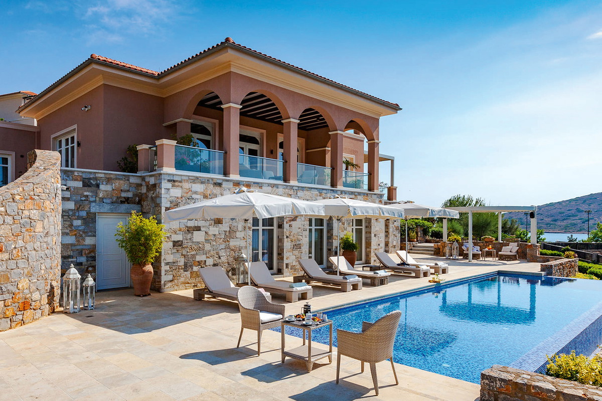 Kreta: Luxus hat seinen Preis, auch wenn der Markt gerade günstig ist: Dieses Anwesen mit fünf Schlafzimmern und einem wunderschönen Gartenareal, 80 Meter vom Meer entfernt, wird um 4,85 Millionen Euro angeboten.
kmrealestate.gr