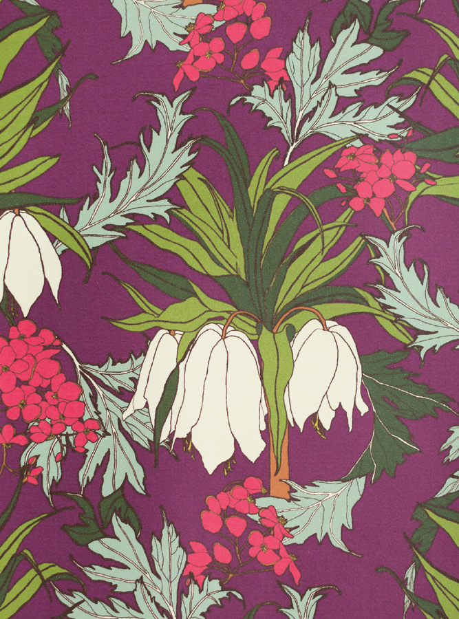 Floral: Für eine gehörige Portion Lebendigkeit sorgt das »Friti Plum Wallpaper« von Abigail Borg mit 
seinen großen Fritillaria-Blüten sowie zarten ­Blüten und Blättern. abigailborg.com