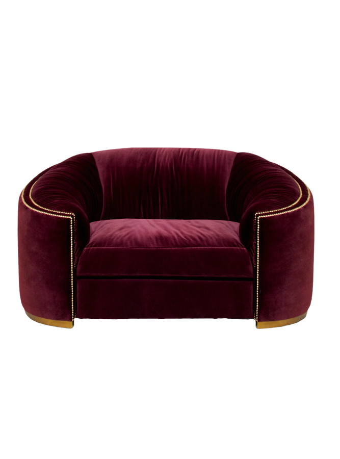 Königlich: Eine Hommage an das von Schlössern geprägte Wales ist das gleichnamige »Wales«-Single-Sofa mit Baumwollsamt, einem Gestell aus Vintage-Messing und goldenen Nägeln. brabbu.com