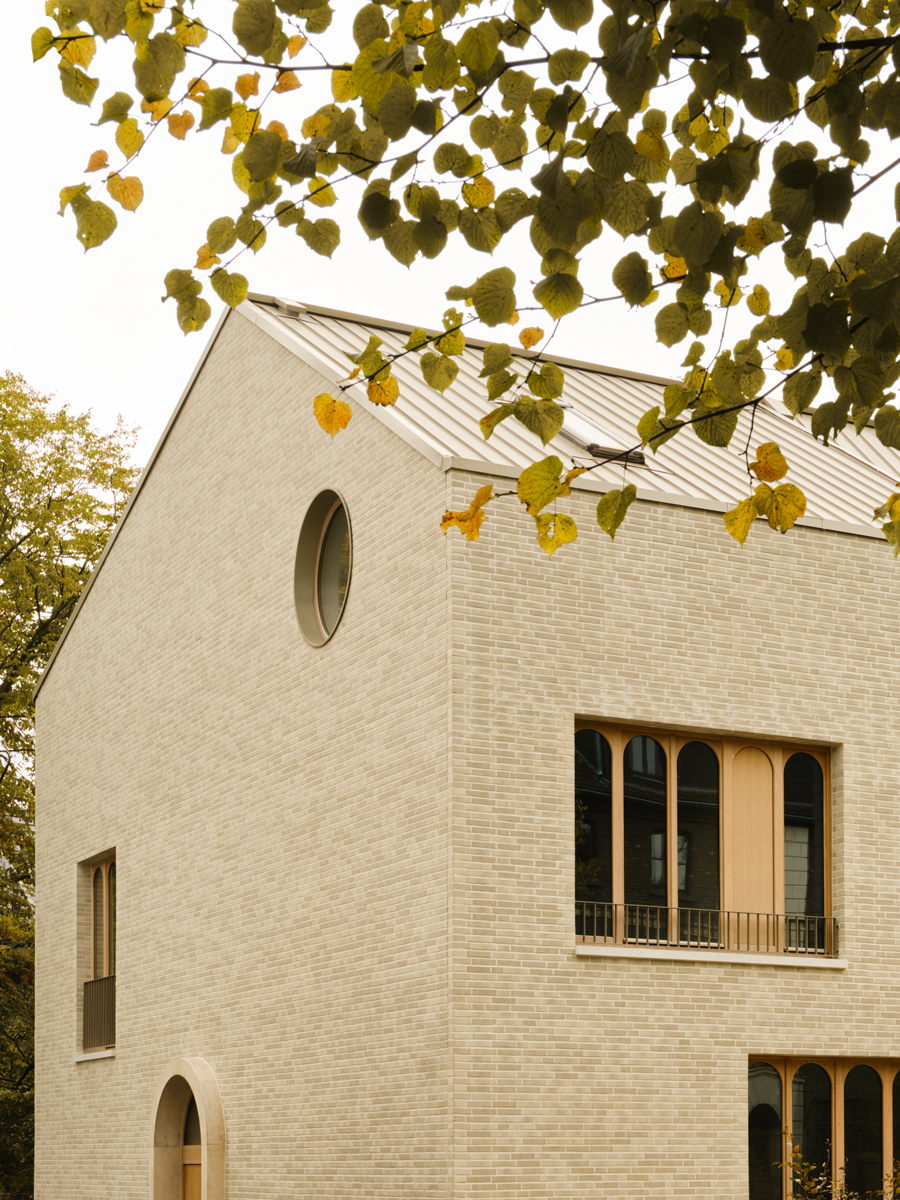 Elegante Zurückhaltung:
Das »Townhouse Sankt Göres« für zwei Familien ist das erste 
Neubauprojekt von Nidus und kombiniert hellen Ziegelstein mit dezenten Rundbogenfenstern.