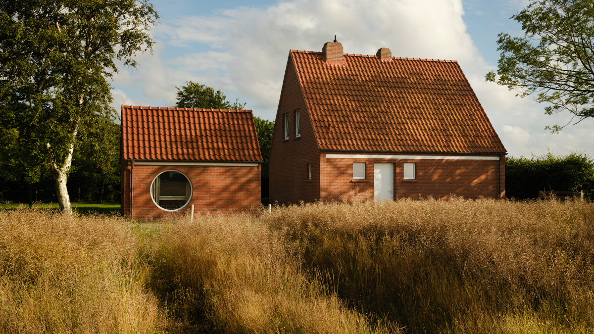 Land-Partie:
Ein bescheidenes Bauernhaus in Ostfriesland wurde von 
Nidus im Inneren freigeräumt, der kleine Anbau bekam ein großes Rundfenster.