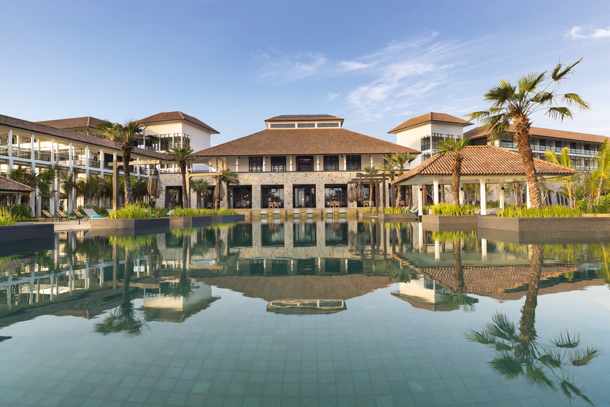 »Anantara Desaru«,
Malaysia: Unweit von Singapur und Kuala Lumpur werden an der bis dato einzigen Destination der Luxushotelgruppe Anantara Hotels &amp; Resorts in Malaysia auch private Residenzen zum Kauf ­angeboten. Sowohl die Apartments als auch die 20 Poolvillen (ab zwei Millionen Euro), direkt ans Resort angeschlossen, liegen an einem Strandabschnitt mit Blick 
auf das Südchinesische Meer.
anantaradesaru-
residences.com