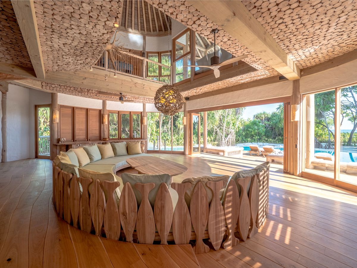 »Soneva Fushi«,
Malediven:
Soneva Villa Ownership bietet ausländischen Käufer:innen Immobilien der Extraklasse auf den Malediven an. Das Port­folio umfasst außergewöhnlich designte private Beach- und Watervillas (ab 4,1 Millionen Euro) samt jeglichem Komfort in den preisgekrönten Soneva-Resorts »Fushi« im Baa-Atoll und »Jani« im Noonu-Atoll. Die Eigentümer:innen haben die Option, ihre Wohnkosten über das Soneva-Villa-Rental-Programm auszugleichen.
soneva.com