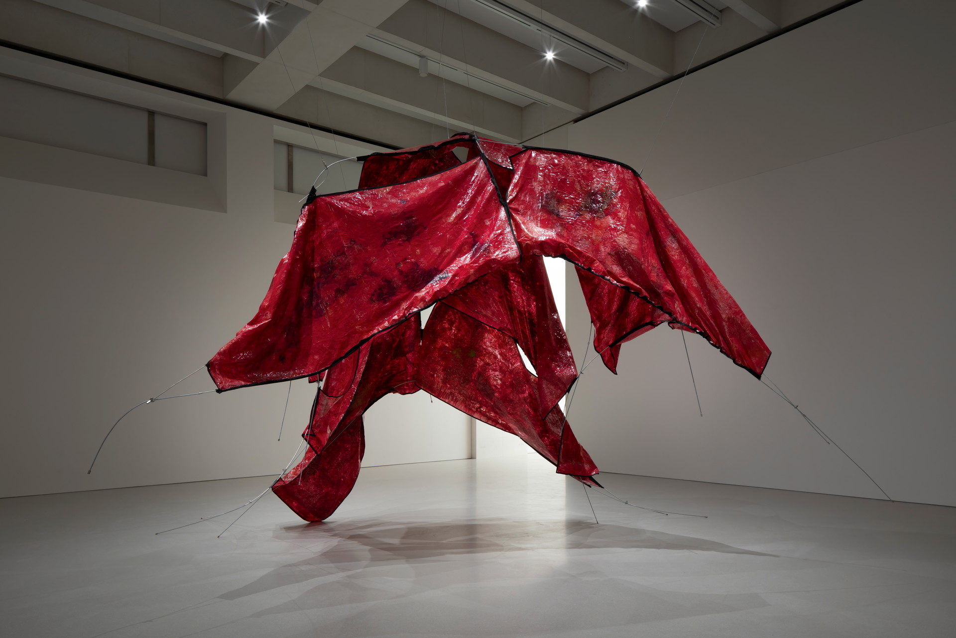 Raum zur Entfaltung. Viel Platz für Skulpturen und 
Installationen bieten die groß dimensionierten Ausstellungshallen des neuen Kunstmuseums.