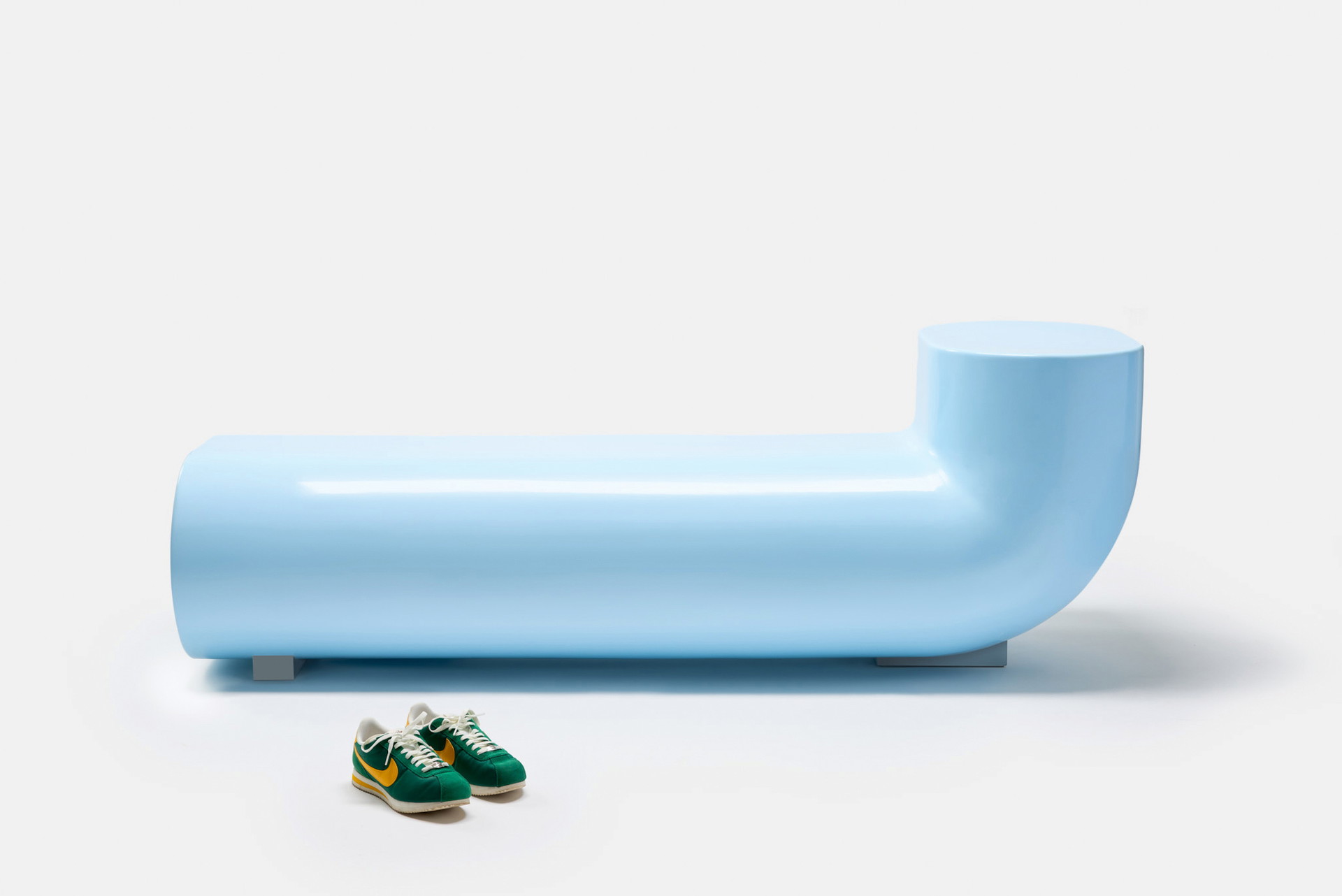 Himmlisch glatt
Ajay Shah ist der junggebliebene 
Veteran der indischen Designszene 
und liebt klare Linien und leuchtende 
Farben, wie seine Bank »Float« beweist.
asdswow.com