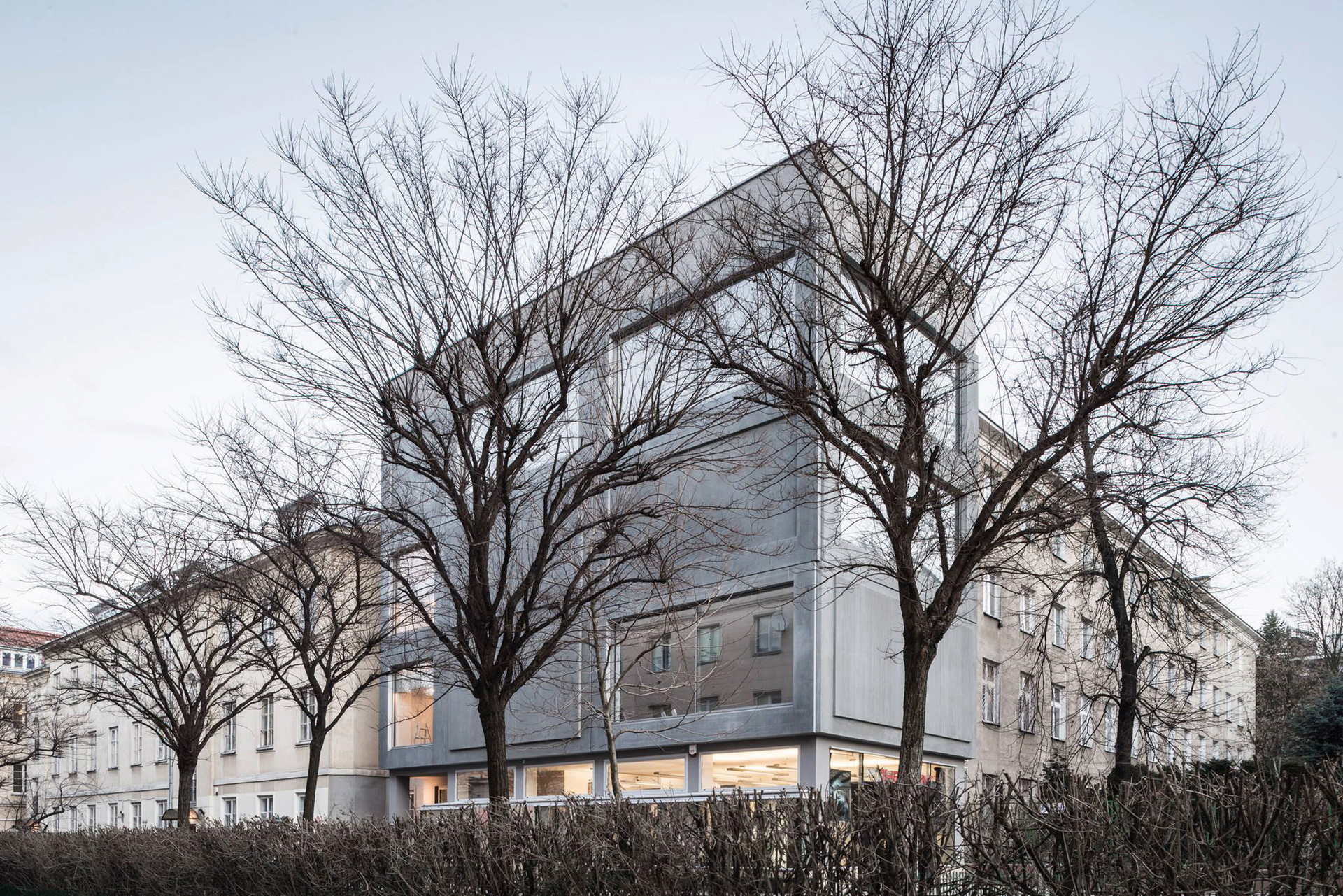 Selbstbewusst modern. Der Ausstellungsturm der Foksal Gallery Foundation.