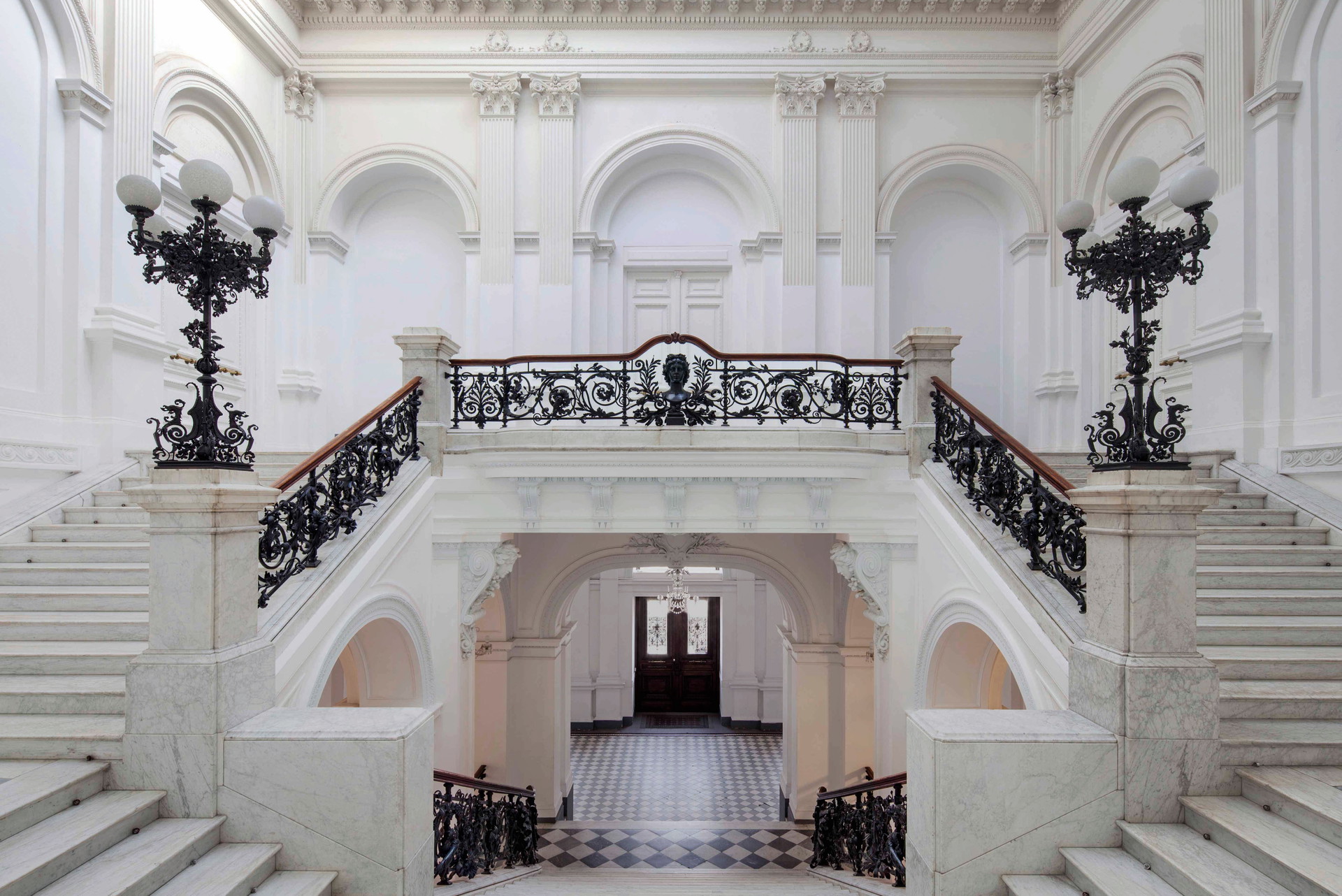 Einladende Geste. Prachtstiegenhaus im 
Kunstmuseum Zachęta. 