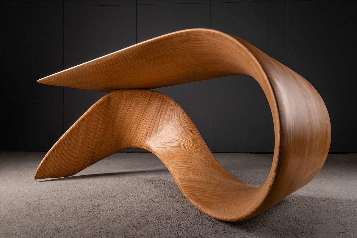 Das Holz tanzen lassen. Kanika Agrawal und Jwalant Mahadevwala vom Studio andblack 
fusionieren Form­prinzipien der Architektur mit lokaler Materialkunde, wie hier 
beim geschwungenen Tisch »LOOP«.
andblackfurniture.com