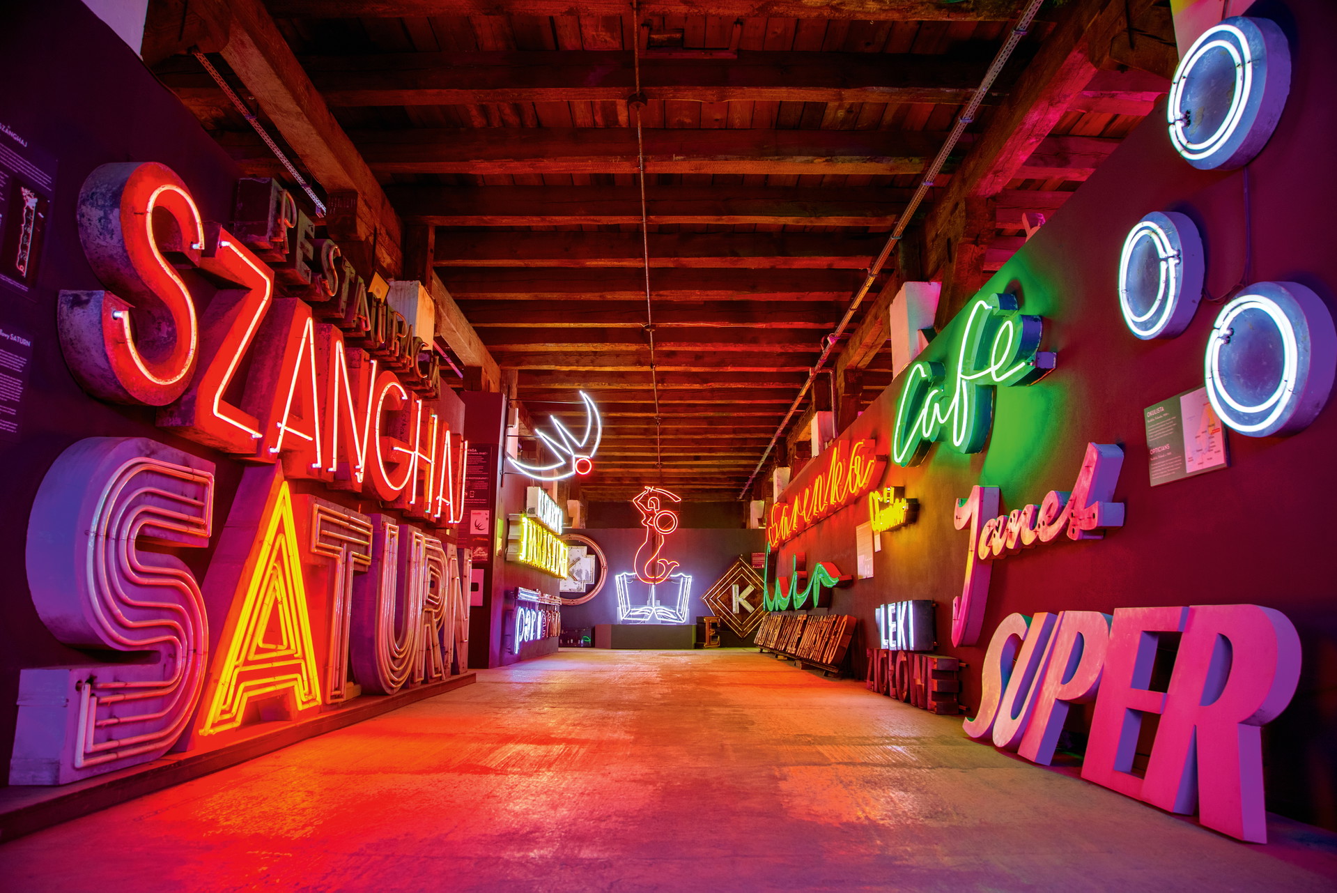 Alles leuchtet. Versammelte Leuchtschriften 
im Neon Muzeum.
