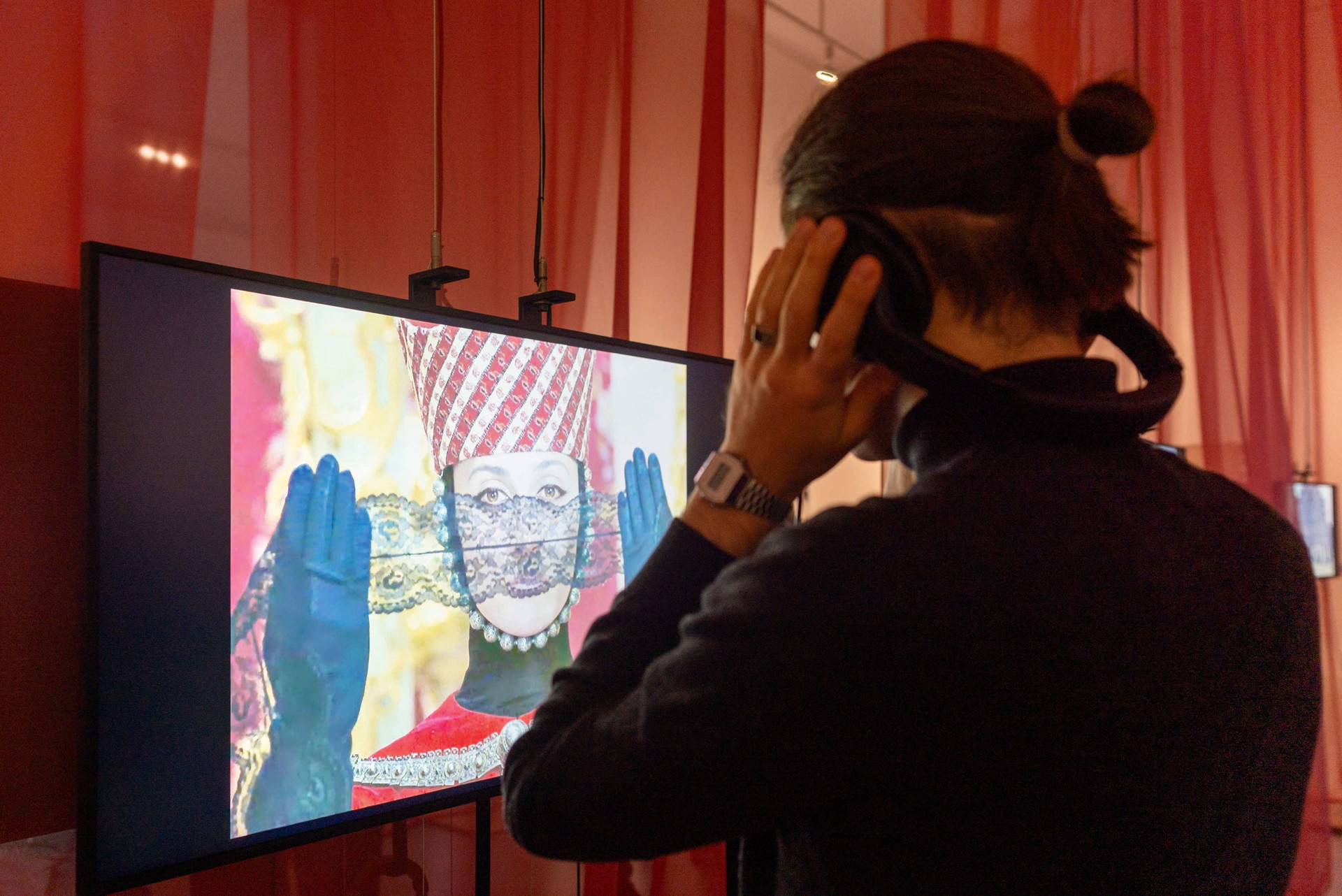 Auge in Auge. Die Ausstellungen von 
Zachęta haben oft gesellschafts­politische Themen.