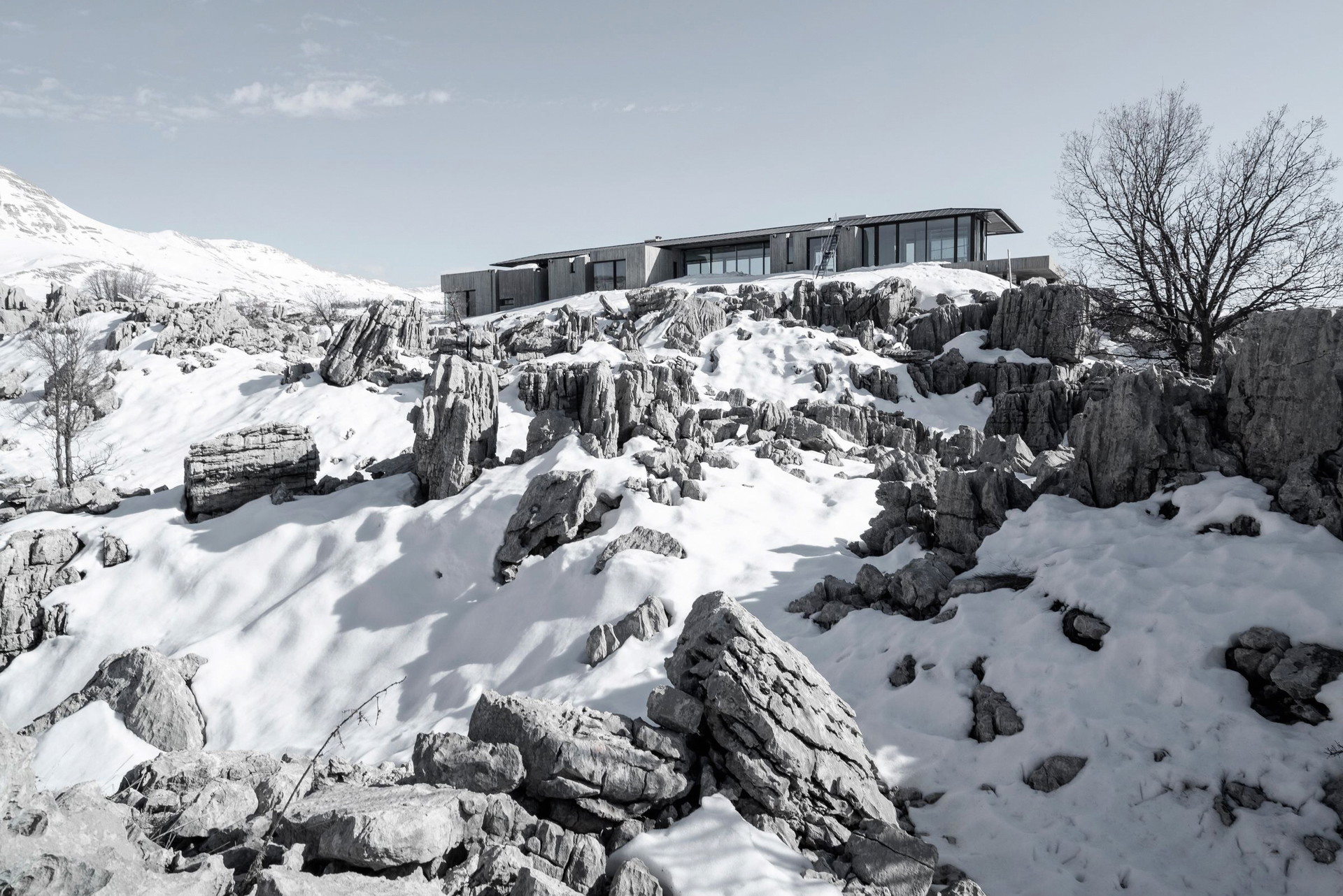 On the Rocks, Mount Libanon. In Faqra, 1.700 Meter über dem Meeres­spiegel gelegen, errichtete Architekt Karim Nader eine betonierte Wohnskulptur, deren 
Wände und Glasfassaden mit den lokalen Felsformationen und dem glasklaren 
Himmel verschwimmen. 
karimnader.com