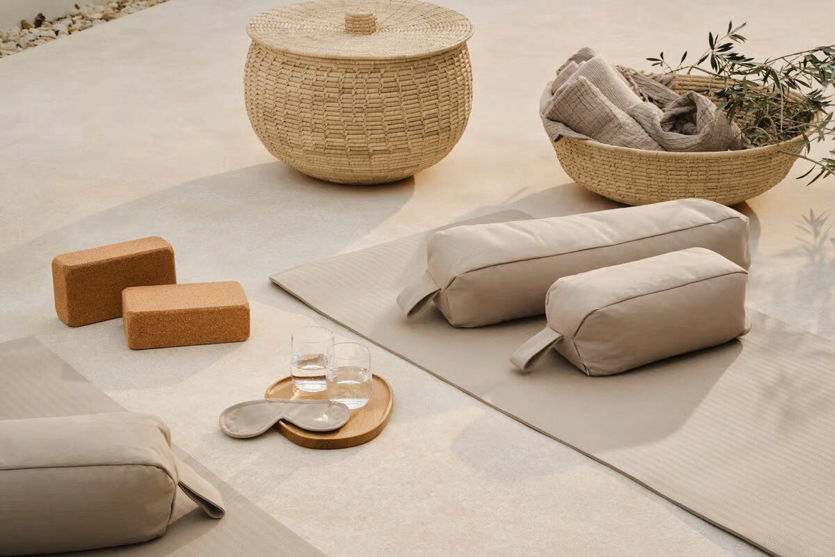 Yogapause. Das »Lenya Yoga-Set« von Meike Harde ist formschön und passt in jedes Homeoffice. 
bolia.com