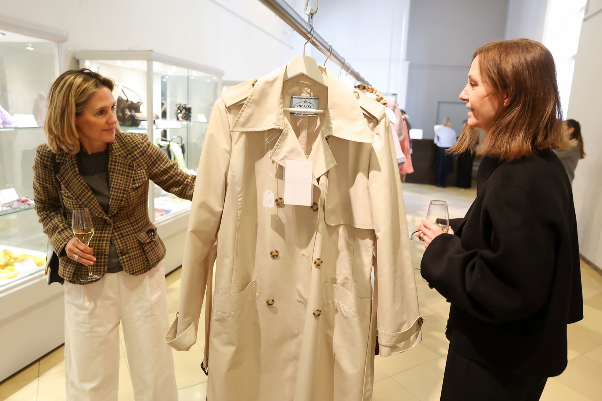 Gäste bei der Preview im Palais Dorotheum © Katharina Schiffl