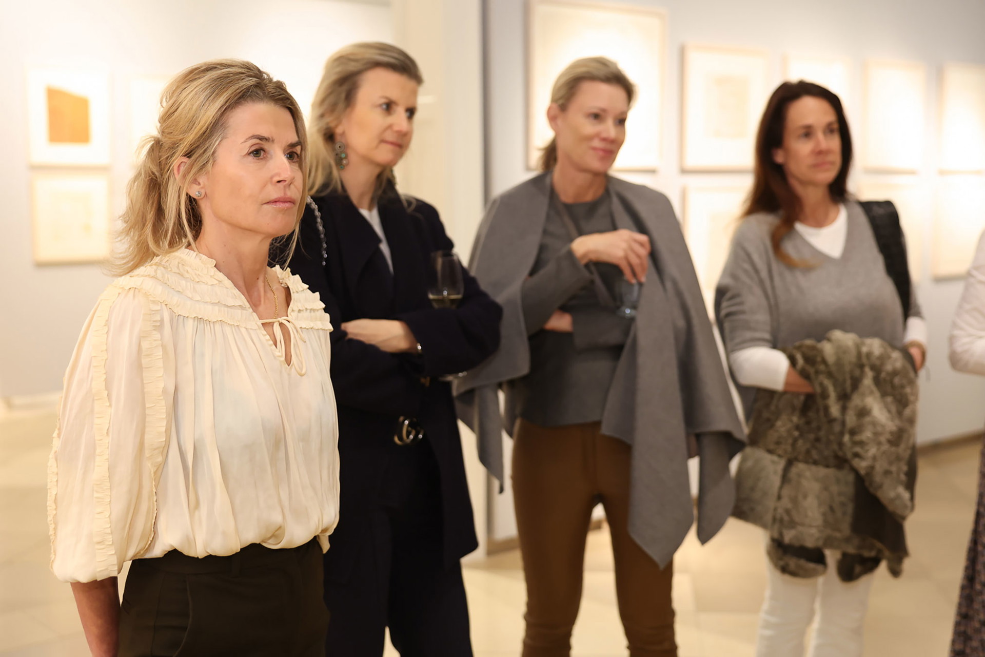 Nadine Kraus-Drasche (ganz links) und Gäste der exklusiven Preview © Katharina Schiffl