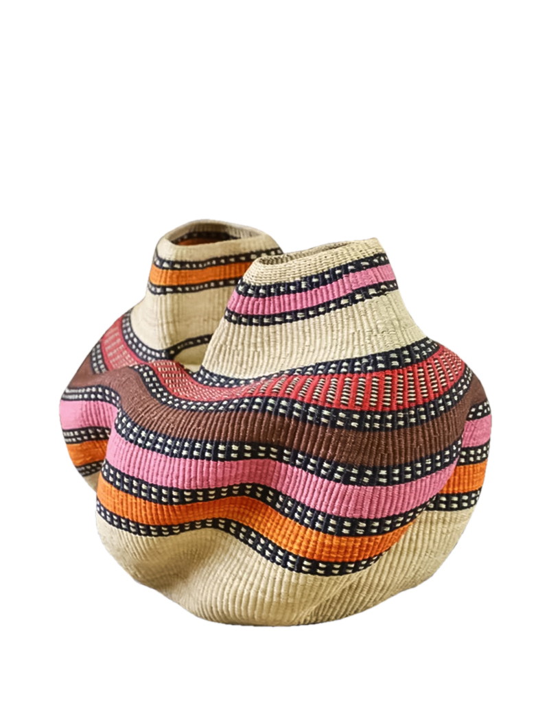 Art Basket »Pebbles« 
Jede Kurve symbolisiert den 
Handabdruck der:des Weber:in, die:der den Korb in Wellentechnik produzierte. 