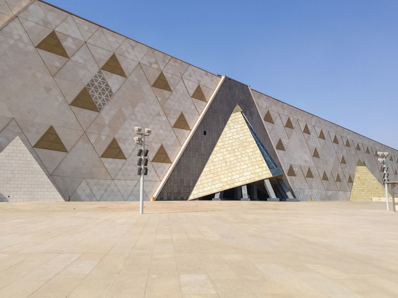 Museums-Monument. Das so große wie großartige Grand Egyptian Museum in Sichtweite der Pyramiden wurde Ende 2024 nach langer Planung feierlich eröffnet. 