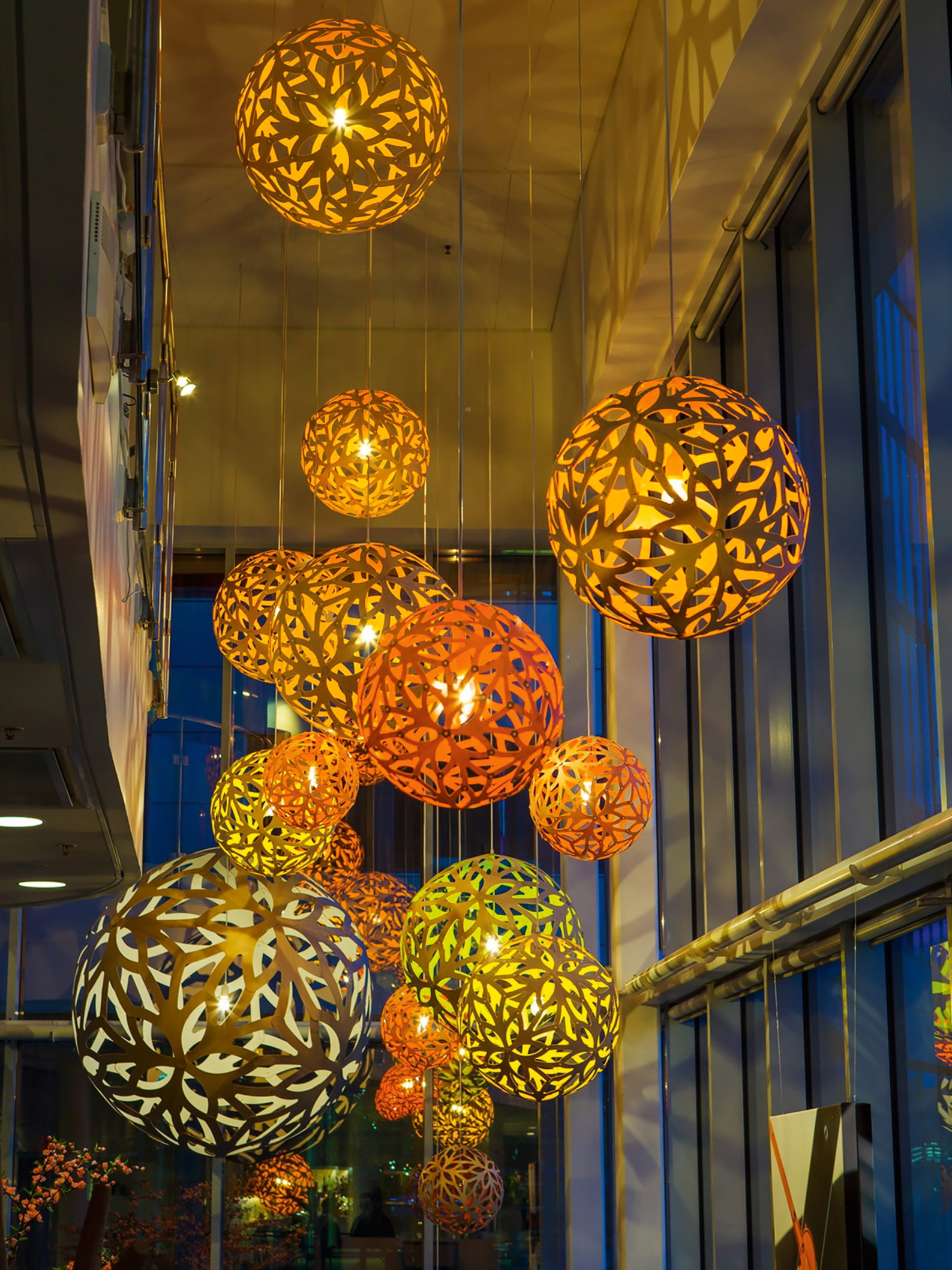 Zum Kugeln. »Floral« heißen die ausgefallenen Leuchten aus Bambusholz, die für Stimmung und tolle Lichteffekte 
sorgen. Designed by David Trubridge. holzdesignpur.de, lumens.com