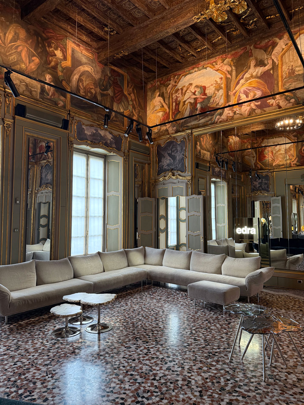 Edra präsentierte seine Neuheiten im Palazzo Durini