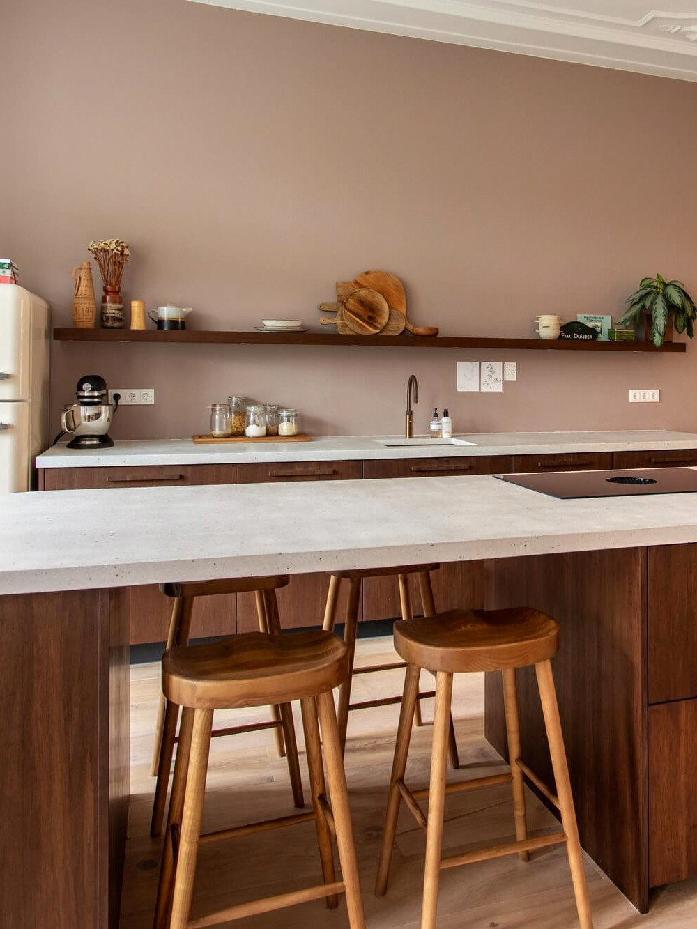 Öko-Upgrade. Die edlen, abgerundeten Küchenfronten »Bambus Density 435« wurden auf 
simple IKEA-Schränke montiert – neuer Look, der überzeugt! koakdesign.com