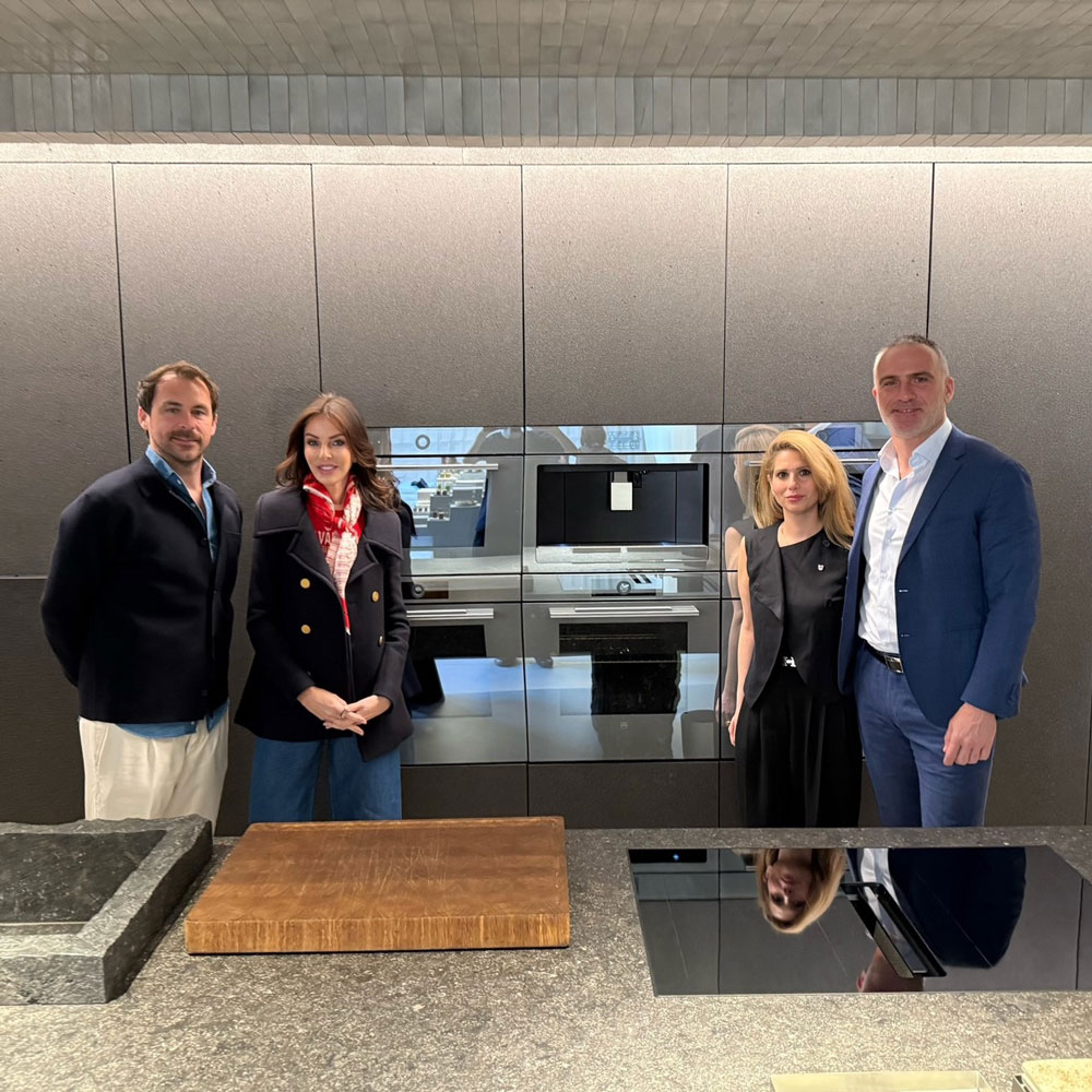 V-ZUG bei der Milan Designweek (v.l.n.r.): V-ZUG General Manager Austria Thomas Felber, LIVING Herausgeberin Angelika Rosam, V-ZUG Studio Manager Elia Sarafan und V-ZUG CEO Alberto Bertoz.