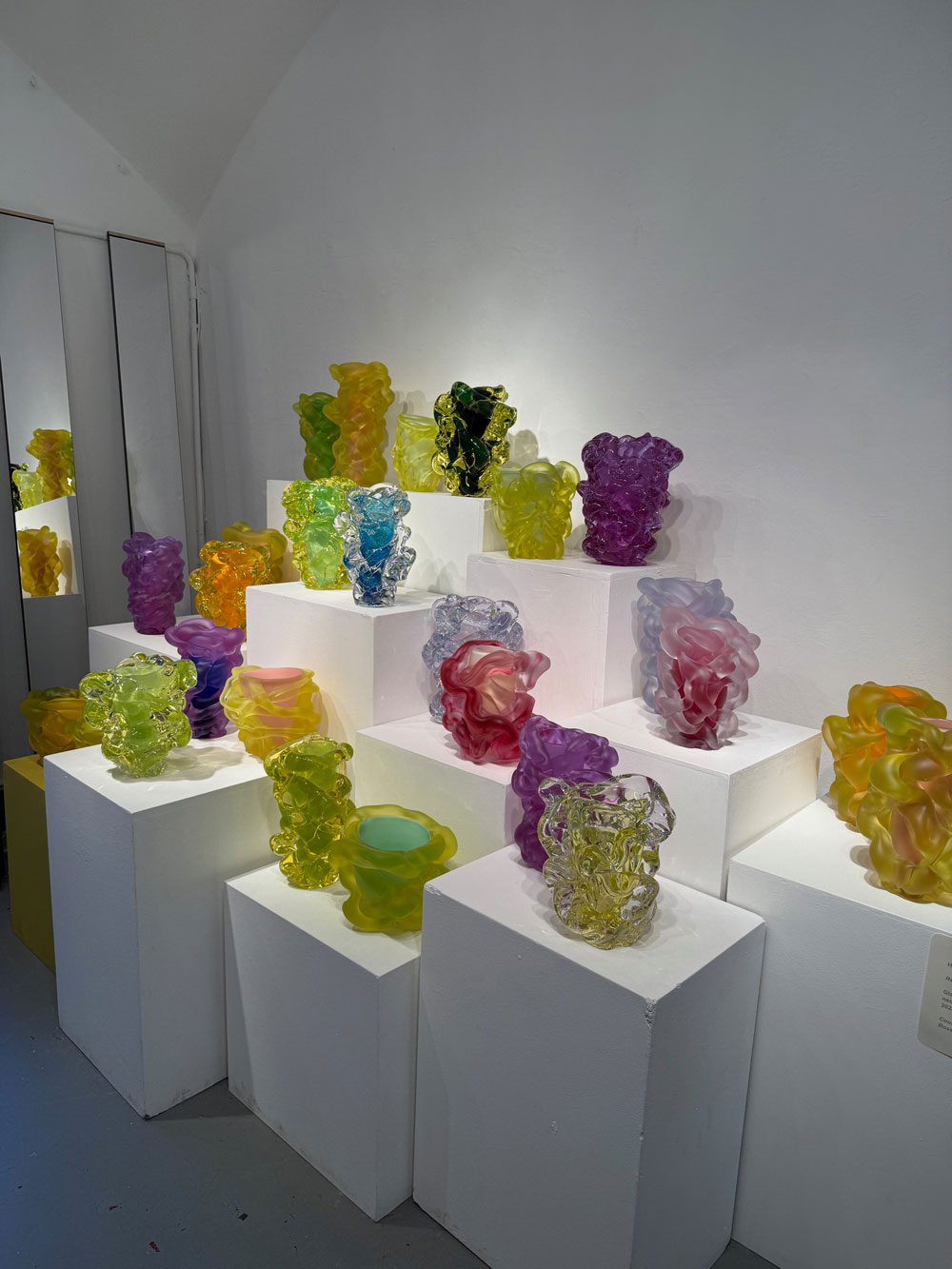 Vasen von Hana Hillerová in der Gallery Rossana Orlandi