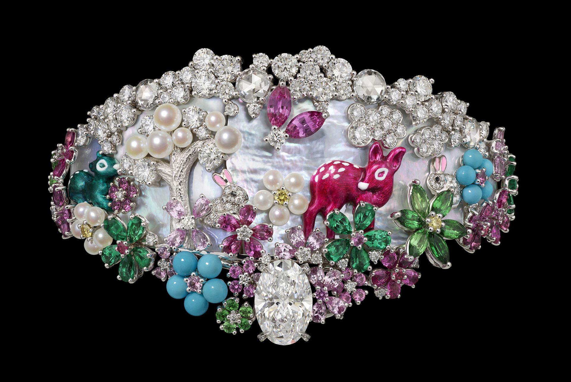 DIOREXQUIS FORÊT NACRÉE ARMBAND
Weißgold, weiße und gelbe Diamanten, Smaragde, rosa Saphire, Spinelle, violette und Tsavorit-Granate, Türkise, Perlen, Perlmutt und Lack