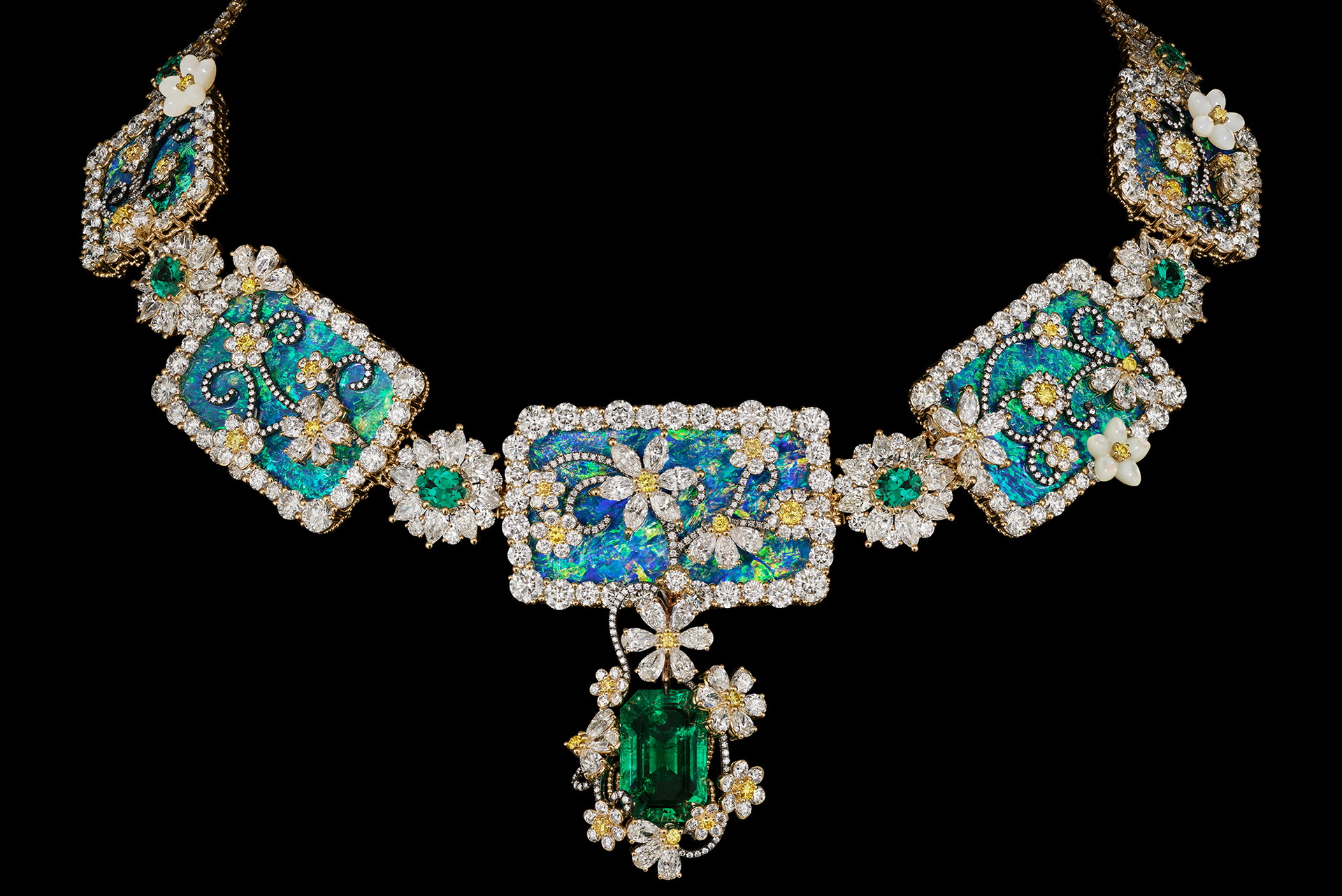 DIOREXQUIS NATURE PRÉCIEUSE COLLIER
Gelbgold und Weißgold, weiße und gelbe Diamanten, Smaragde, Perlmutt und Opal-Dublett auf Onyx-Basis