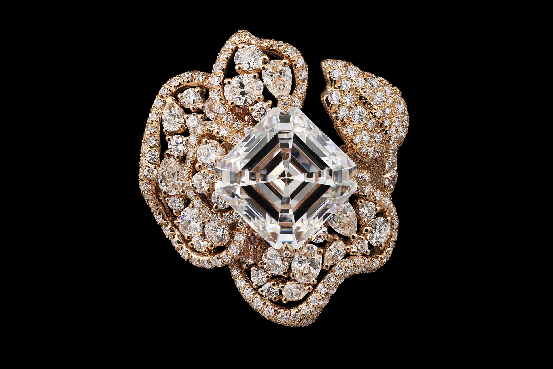 ROSEDIOR RING
Roségold und Diamanten