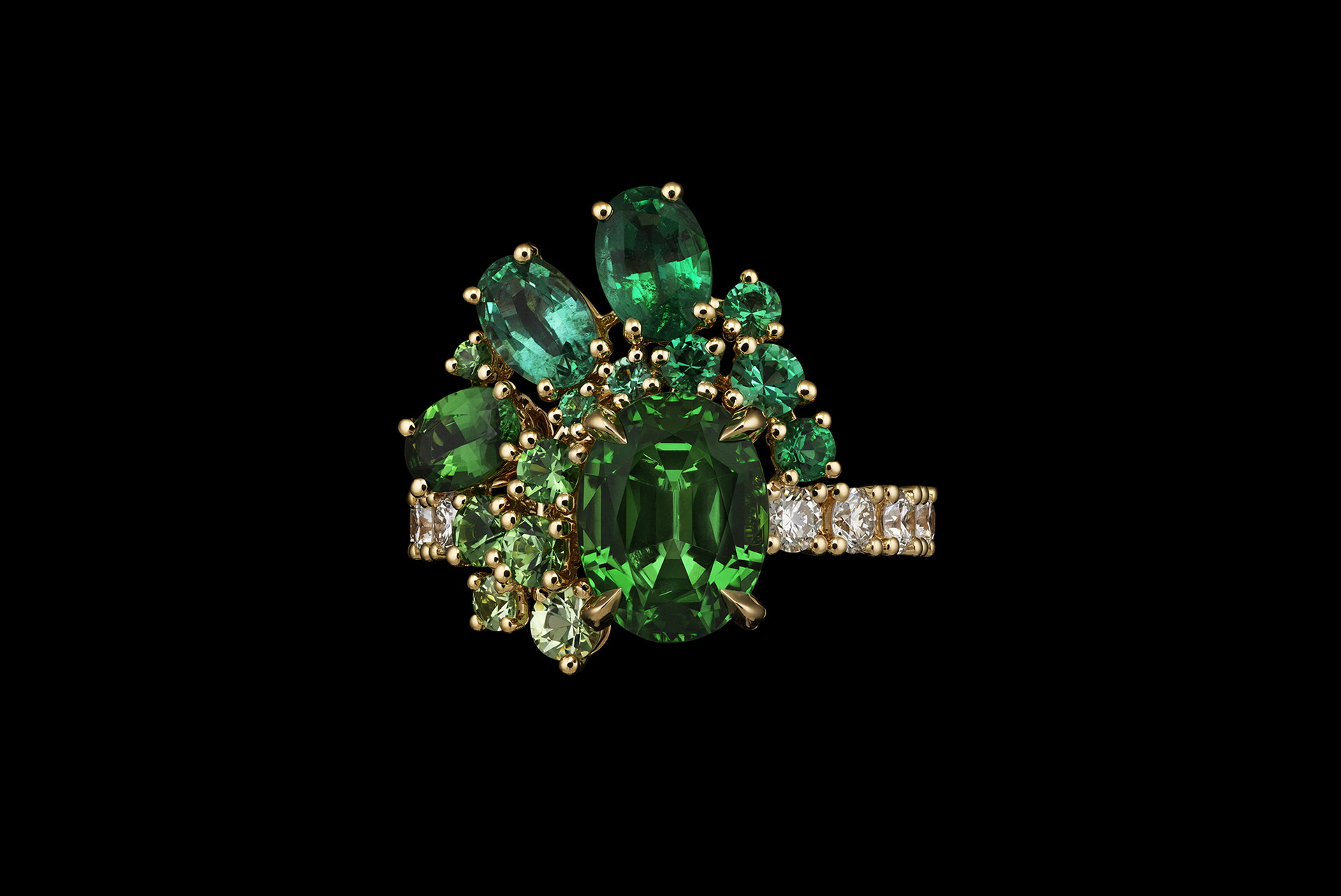 TIE &amp; DIOR RING
Weißgold, Diamanten, Smaragde und Tsavorit-Granate