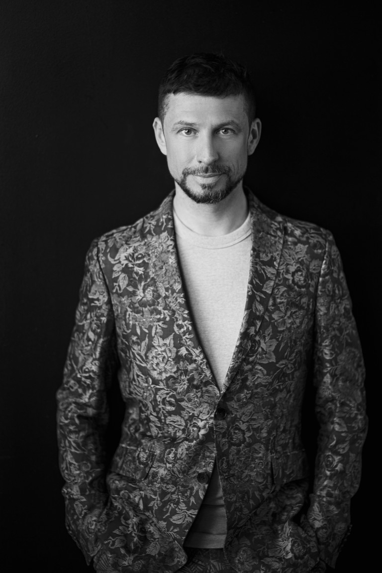 Für Andreas ­Bamesberger beginnt Gestaltung im Verständnis. Mit seinem Team des Ateliers Zweigstelle entstehen florale ­Konzepte, lockere ­Arrangements und Raum­­szenografien aus Blüten und Zweigen.
