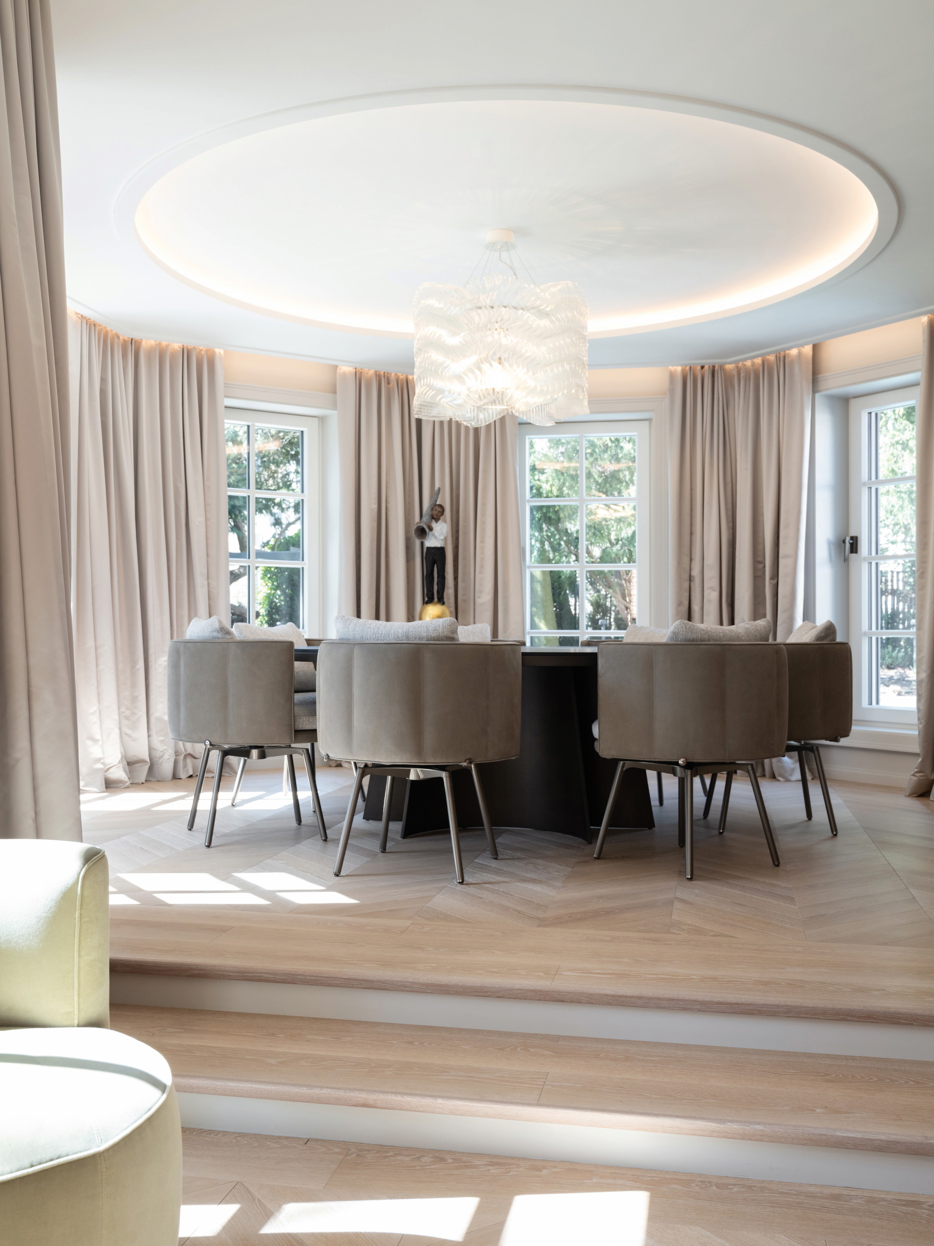 Es werde Licht: Für mehr Weite und Helligkeit in der Villa wurden Fenster­flächen vergrößert, Wand­flächen geöffnet und der Lichteinfall optimiert.