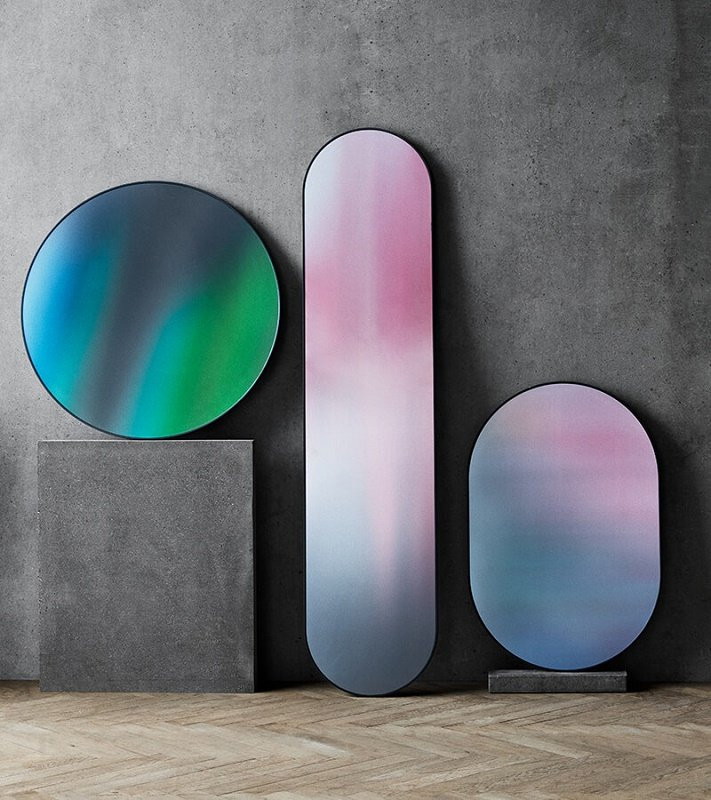 Ausgehend von handgemalten Aquarellgraphiken hat Studio Roso diese Wandspiegel aus bedrucktem reflektierenden Glas geschaffen.