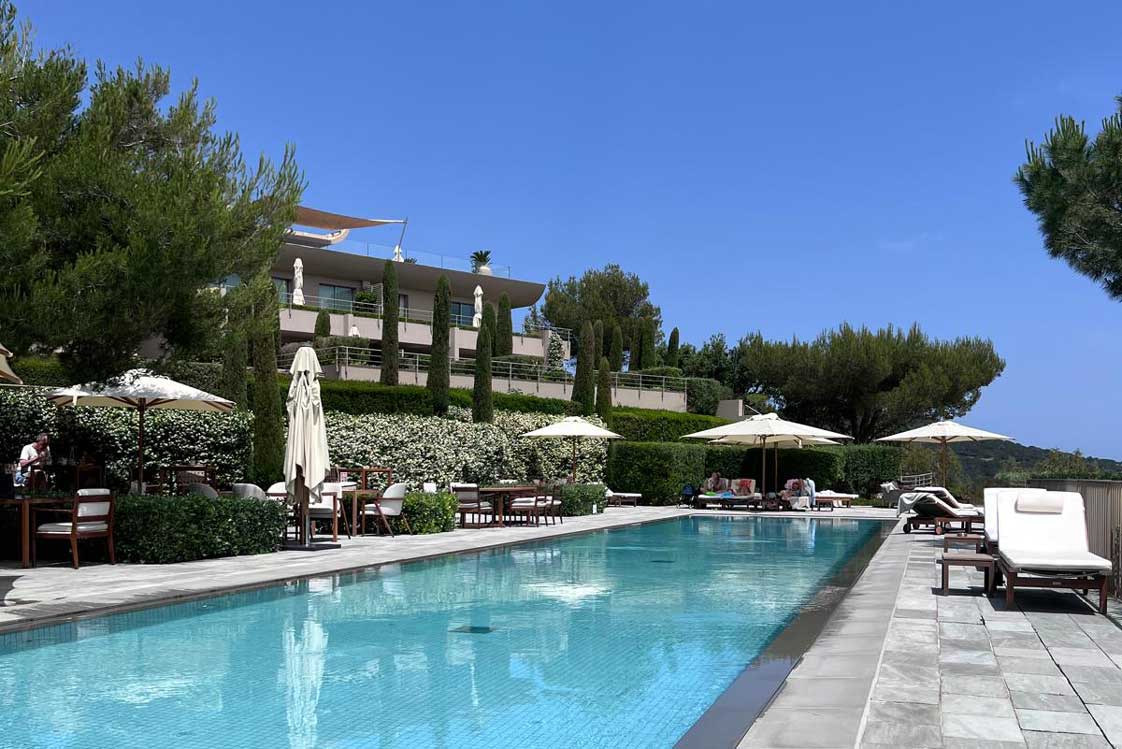 Der Pool im La Réserve Ramatuelle lädt zum Plantschen ein.