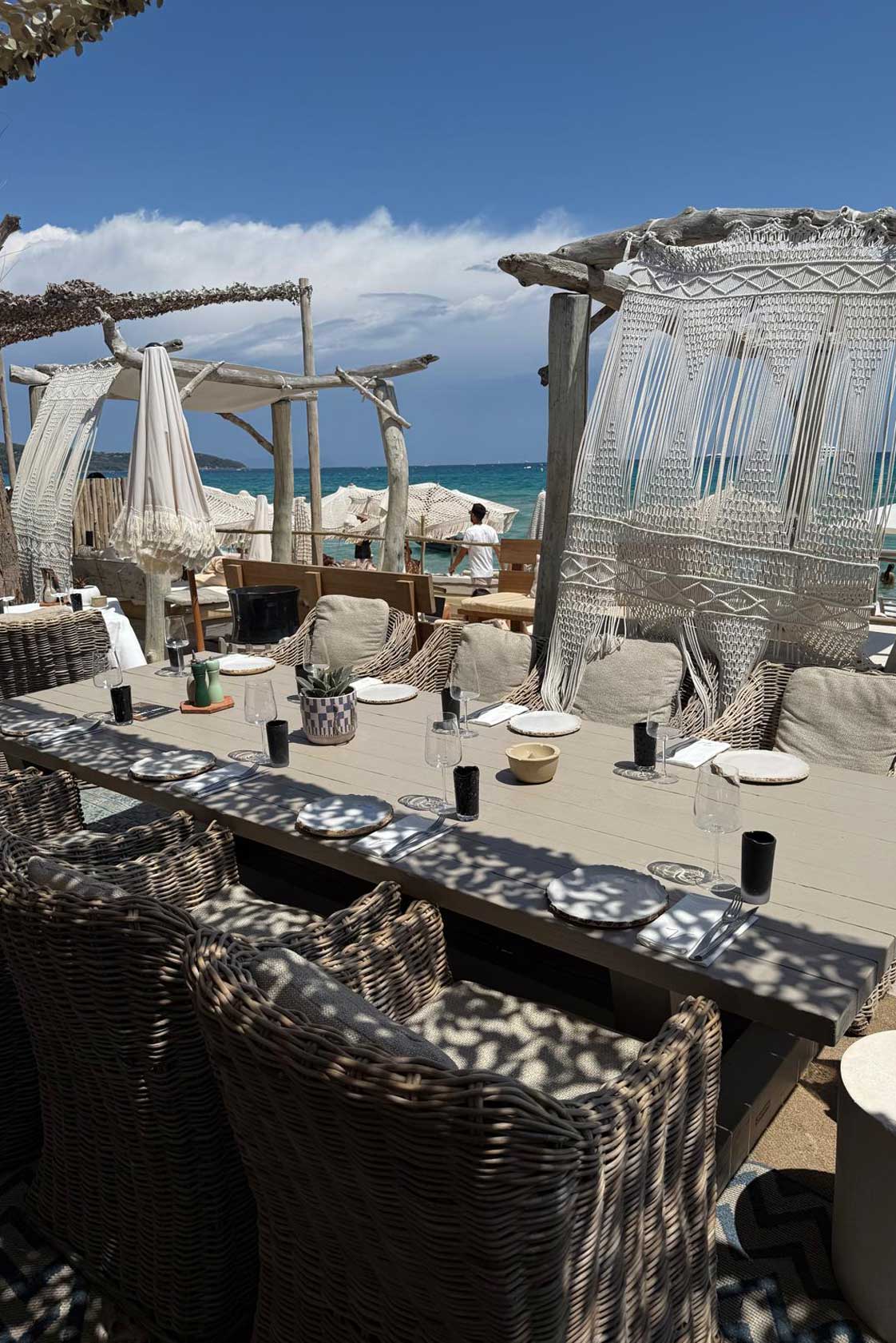 Im Verde Beachclub mischen sich Boho und Eleganz.