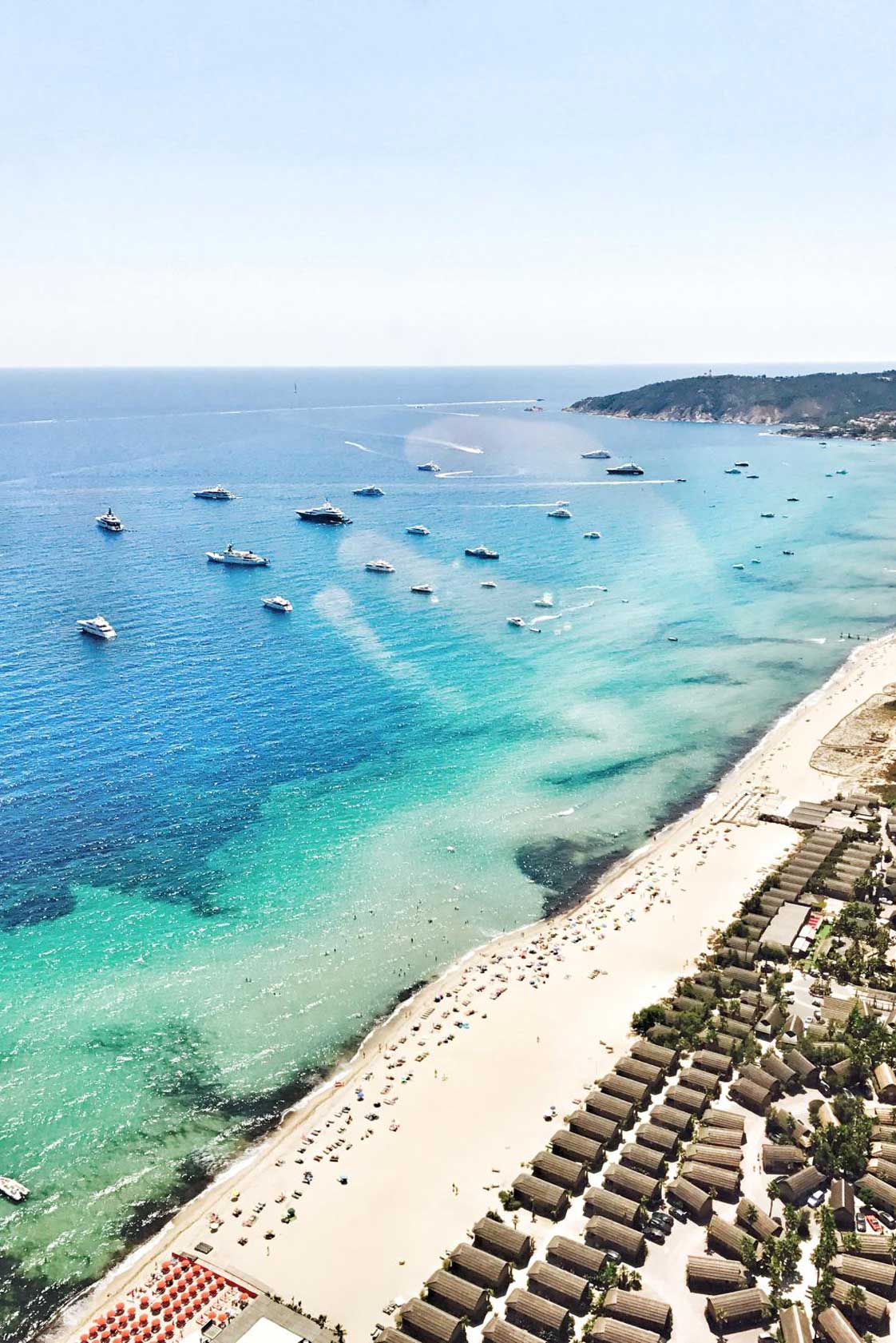 Blick auf das türkisblaue Wasser vor dem »Plage de Pampelonne«
