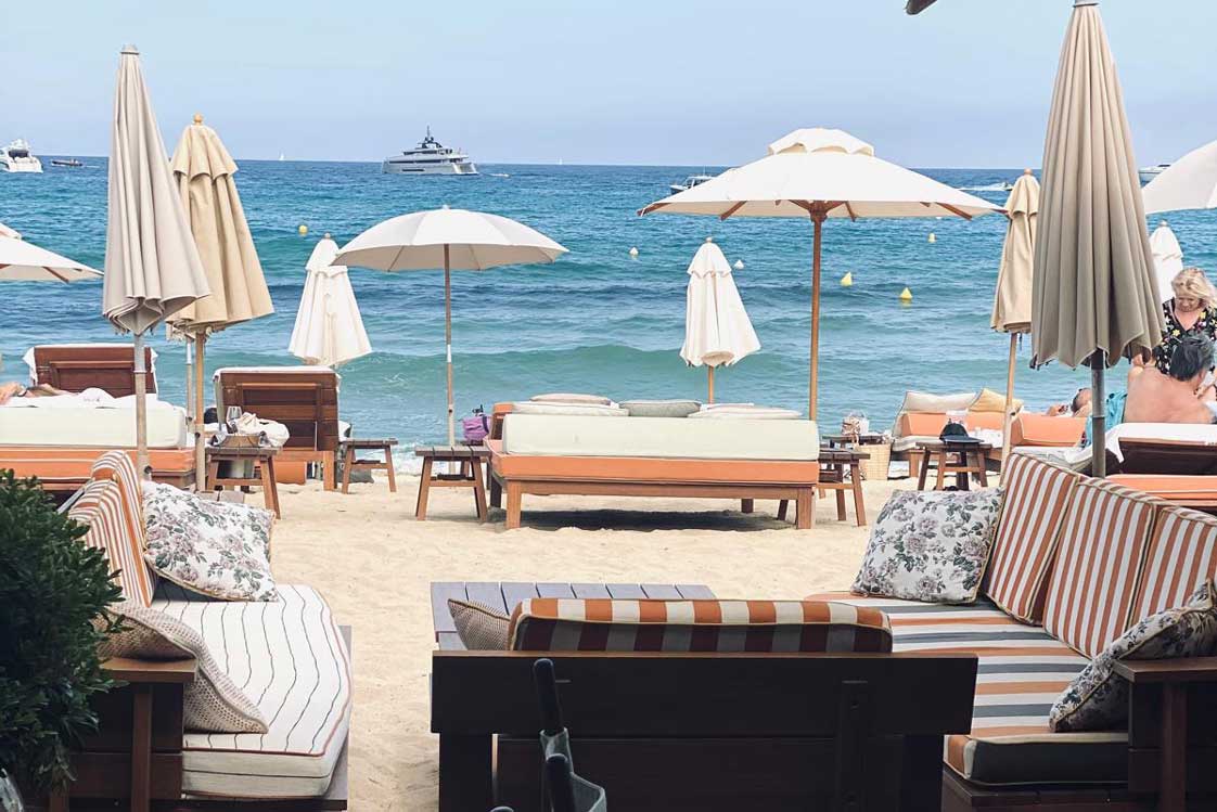 Auch im la Reserve Beachclub findet sich das ikonische Streifenmuster.