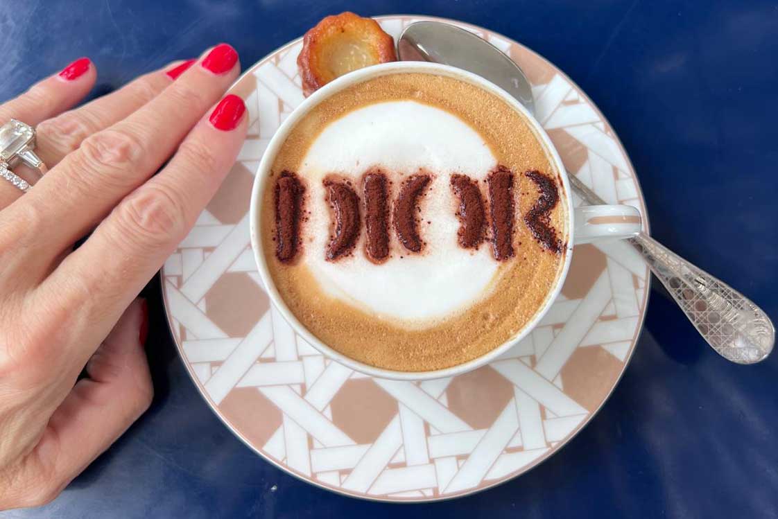 Ein Cappuccino von Dior ist perfekt für den Nachmittag.
