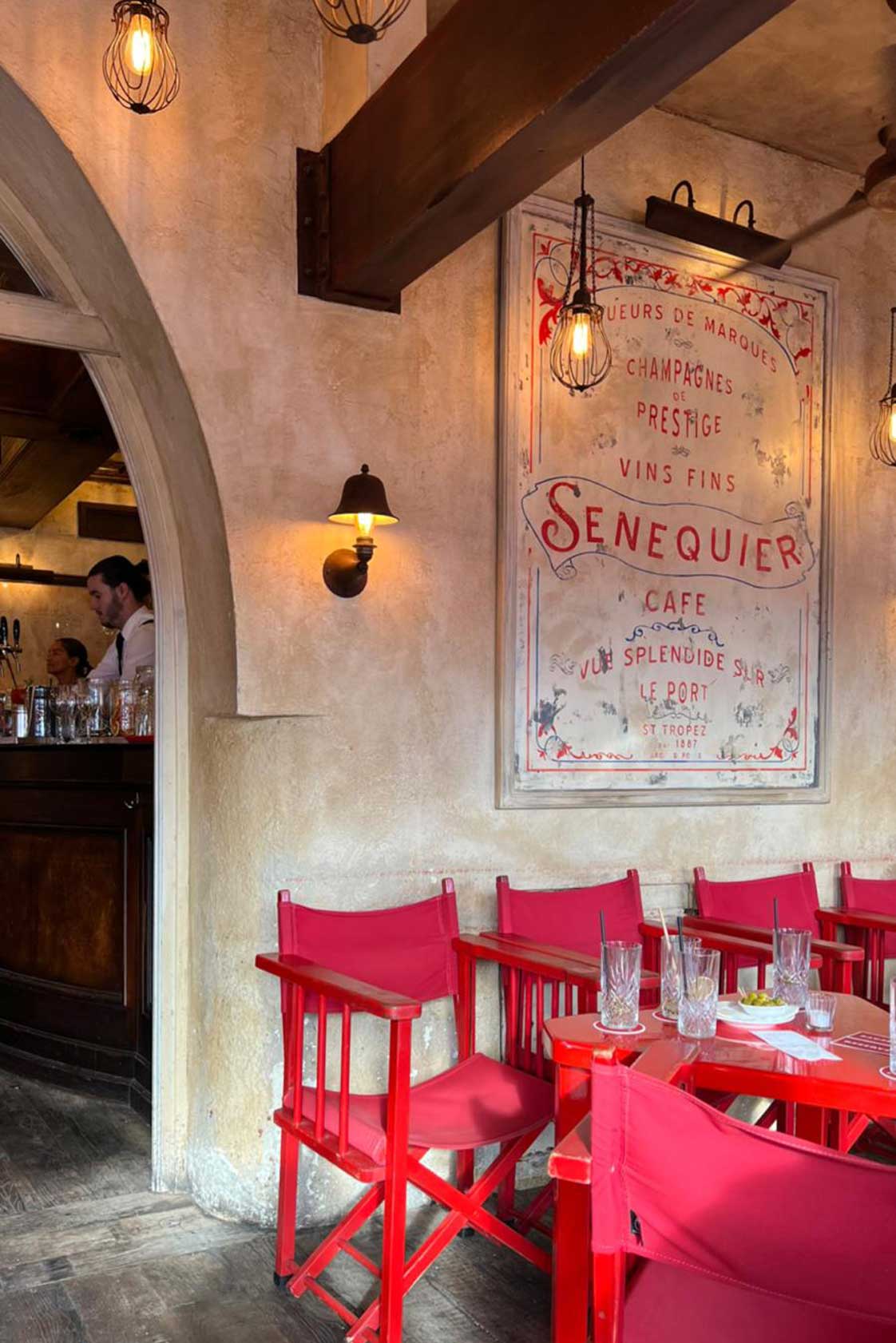 Die rote Terrasse im Sénéquier ist Kult.