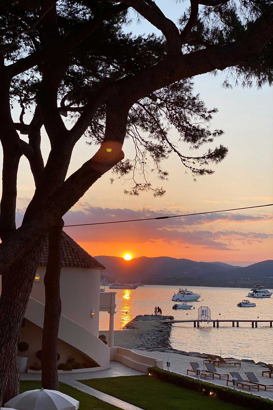 Ein verträumter Sonnenuntergang am Ende eines perfekten Tages. 