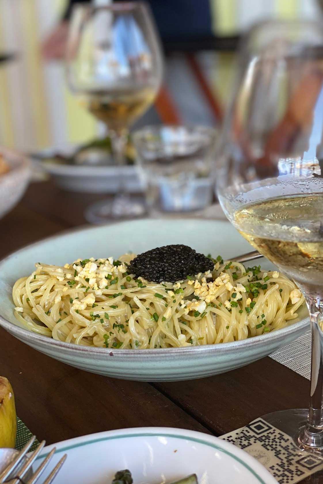 Unbedingt die Spaghetti aglio e olio mit Kaviar im La Réserve Beach probieren.