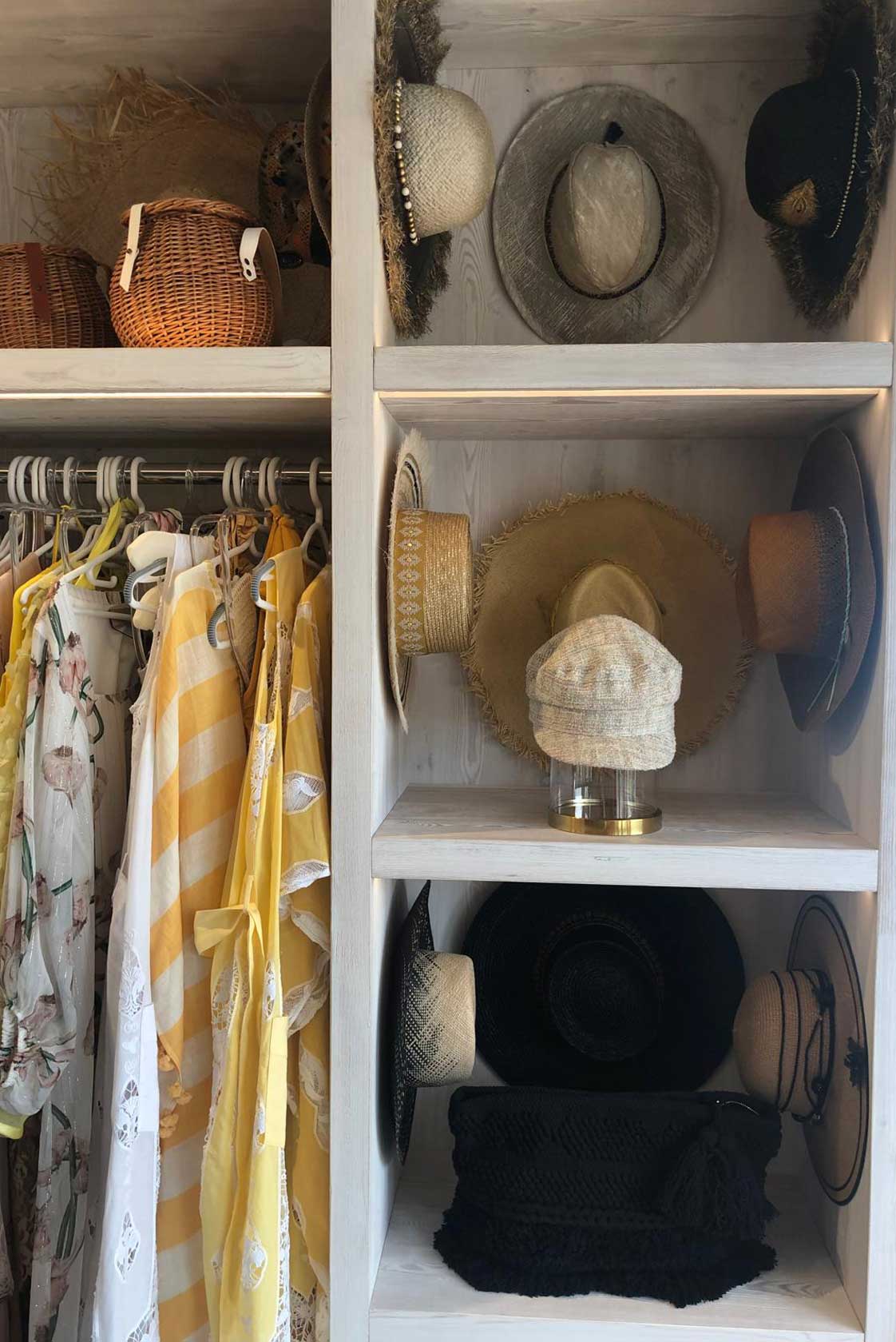 Boho-Vibes im Les Palmiers: Leichte Kleider, Strohhüte und Accessoires, die den Spirit von Saint-Tropez einfangen.