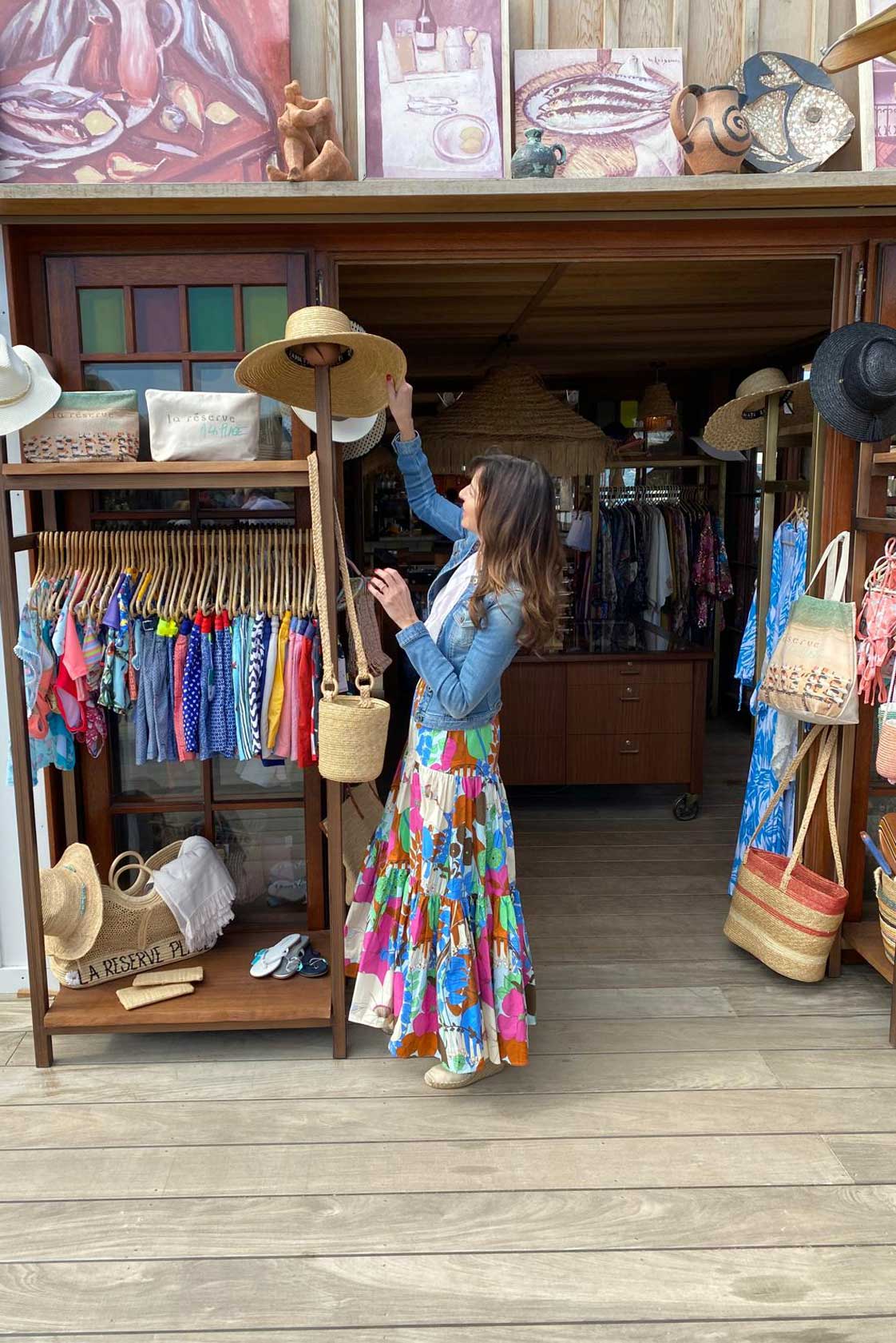 Zwischen Pool und Panorama: In Beach Clubs wie dem La Réserve verführen stilvolle Mini-Boutiquen mit ausgesuchten Lieblingsstücken für den perfekten Riviera-Look.